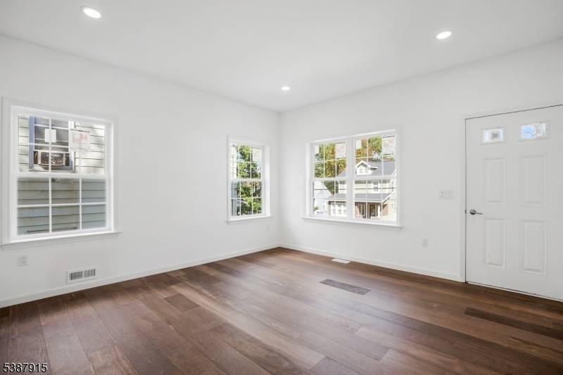 Rahway City, NJ 07065,197 Iva St