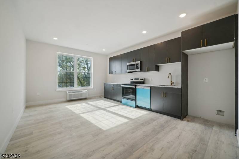 East Orange City, NJ 07017,227 N Walnut St #415