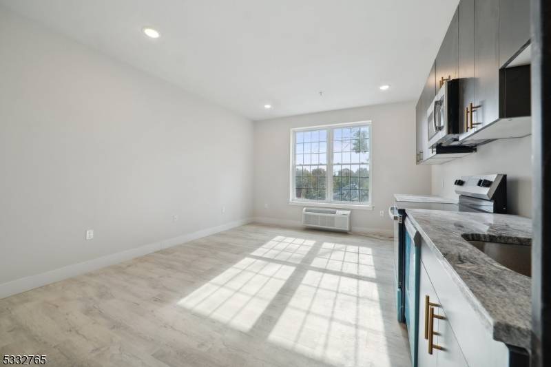 East Orange City, NJ 07017,227 N Walnut St #415