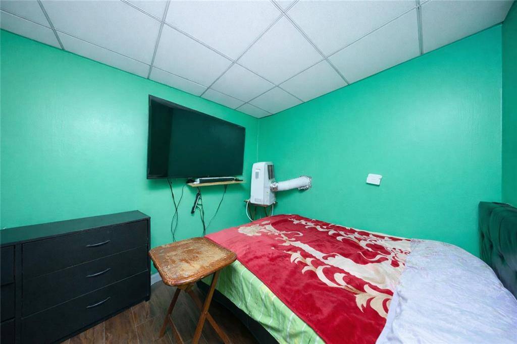 Staten  Island, NY 10305,132 Saint Marys AVE