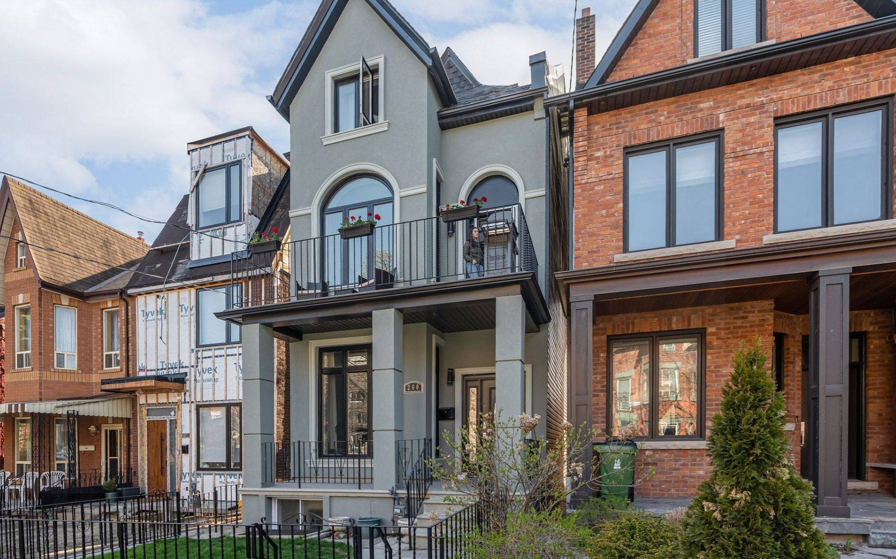 Toronto C01, ON M6K 2M4,260 Lisgar ST #L2