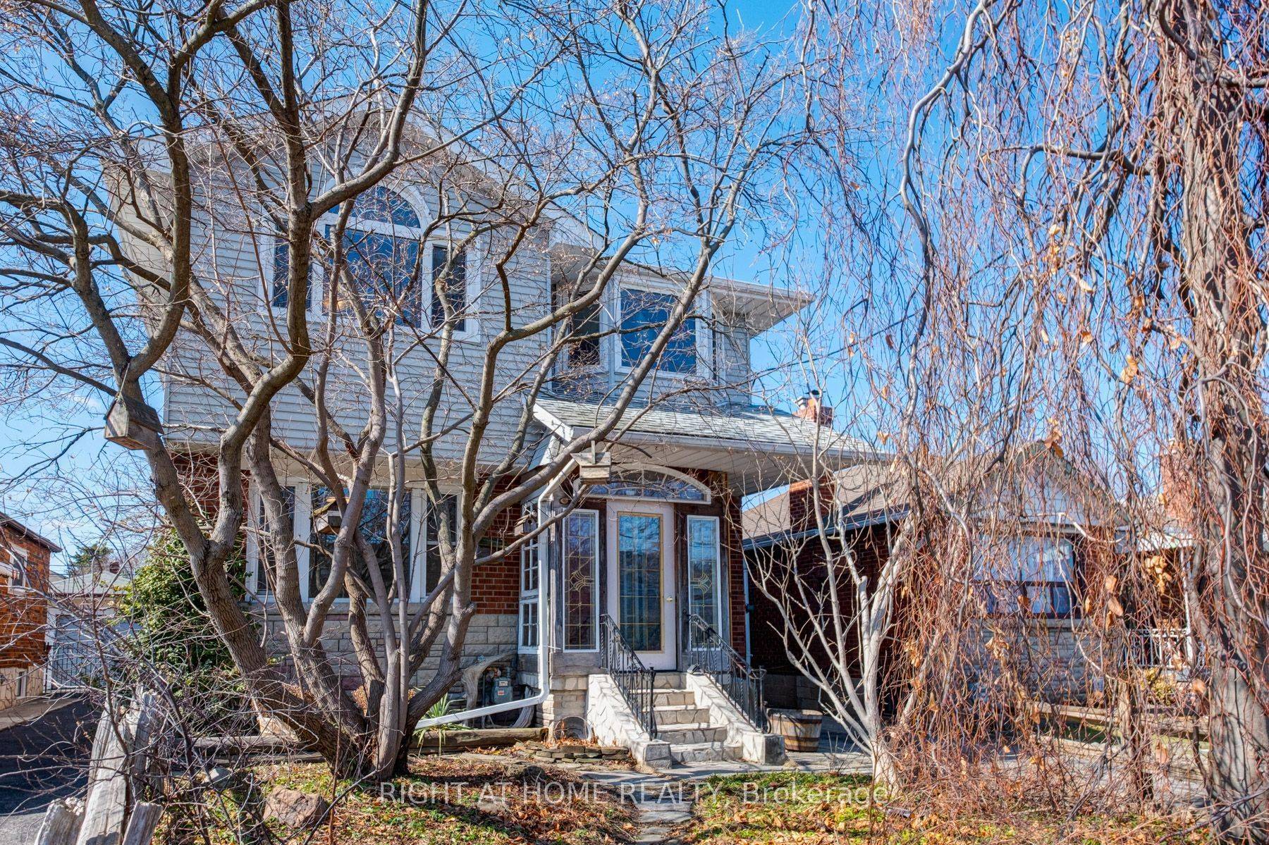 Toronto E03, ON M4C 3G3,952 Coxwell AVE #Main