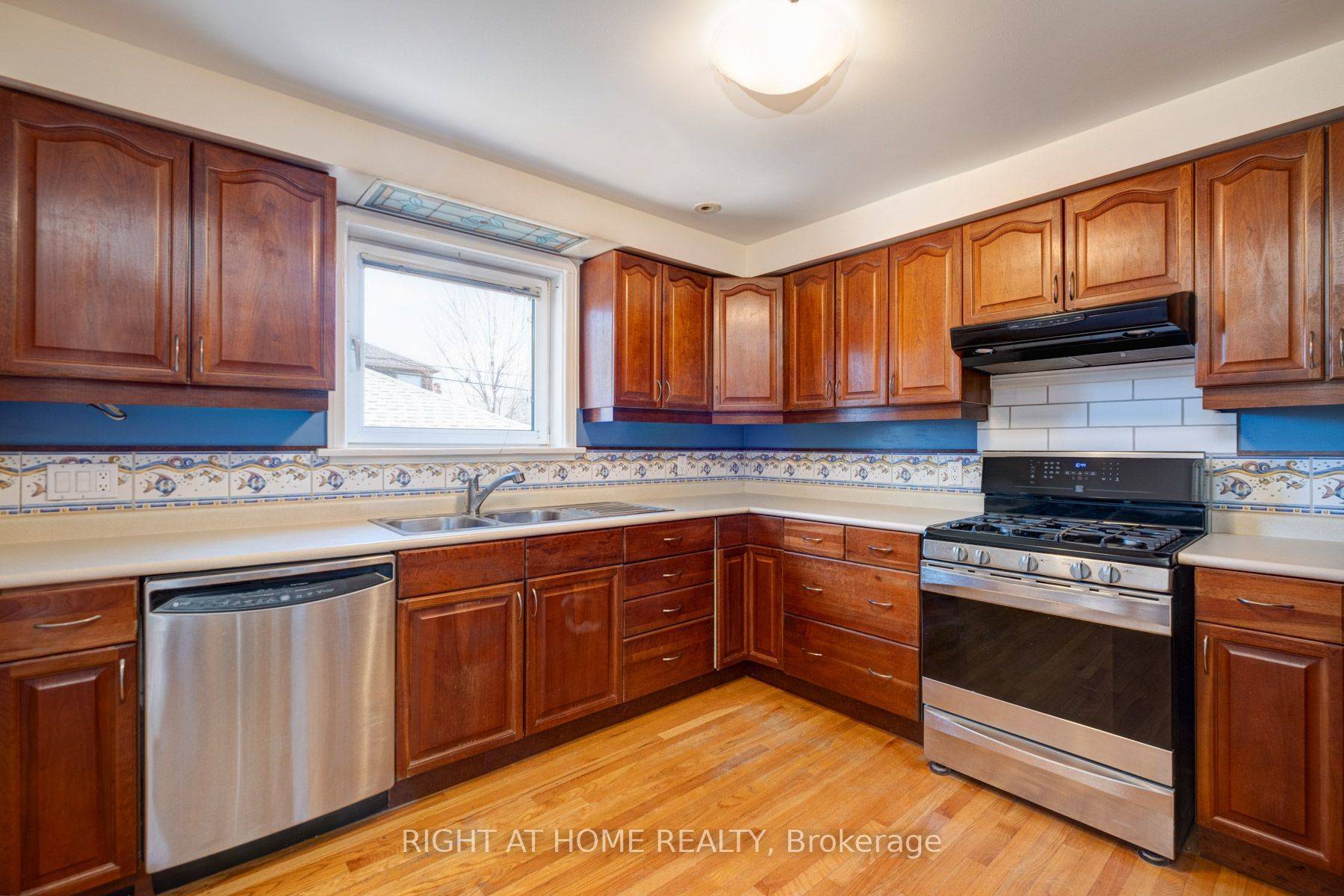 Toronto E03, ON M4C 3G3,952 Coxwell AVE #Main