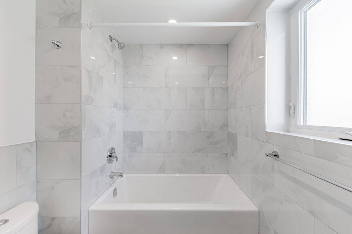 Toronto W04, ON M6L 2K9,198 Cornelius Pkwy #Upper