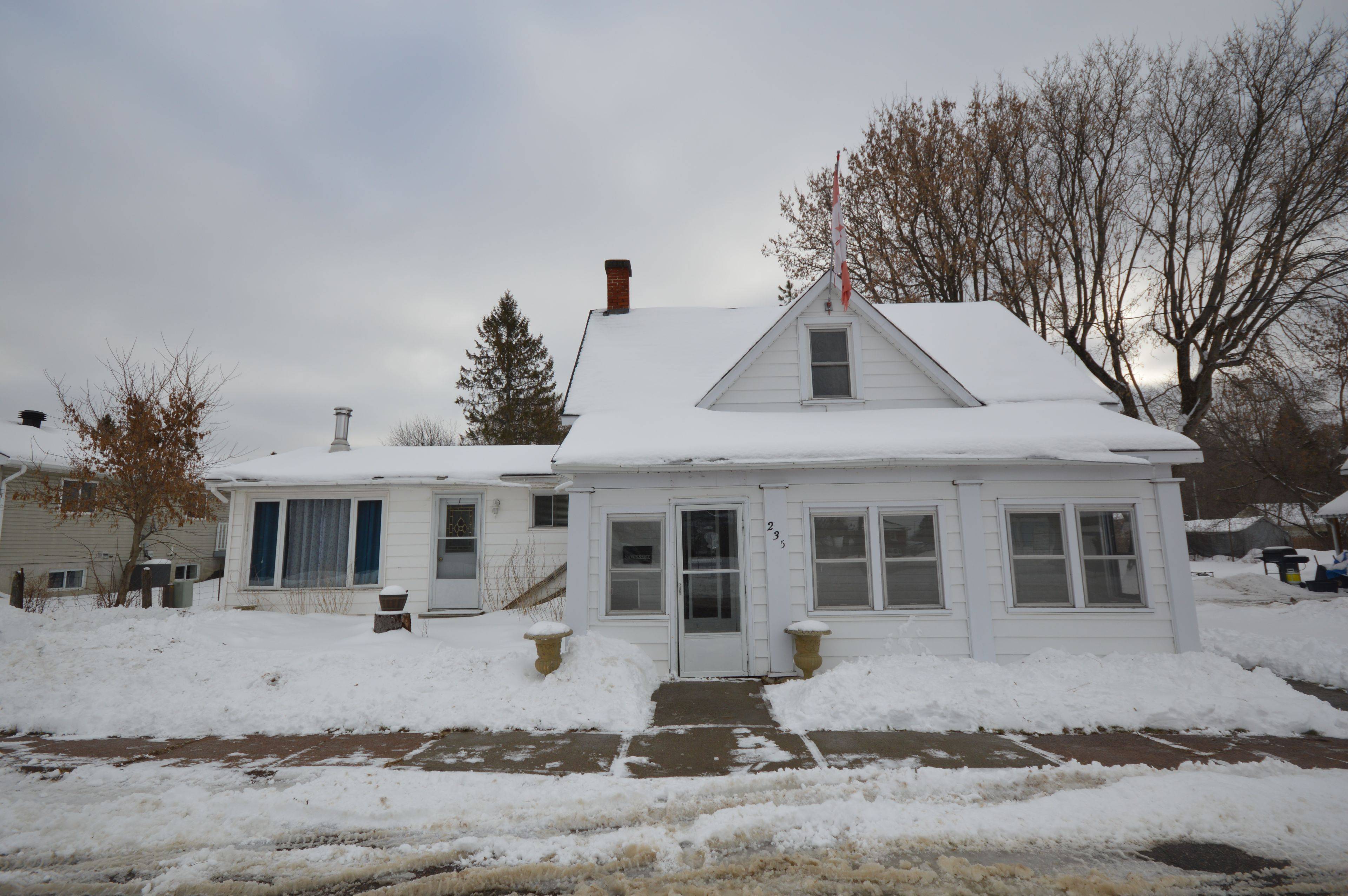 Renfrew, ON K7V 2Y7,235 Renfrew AVE W