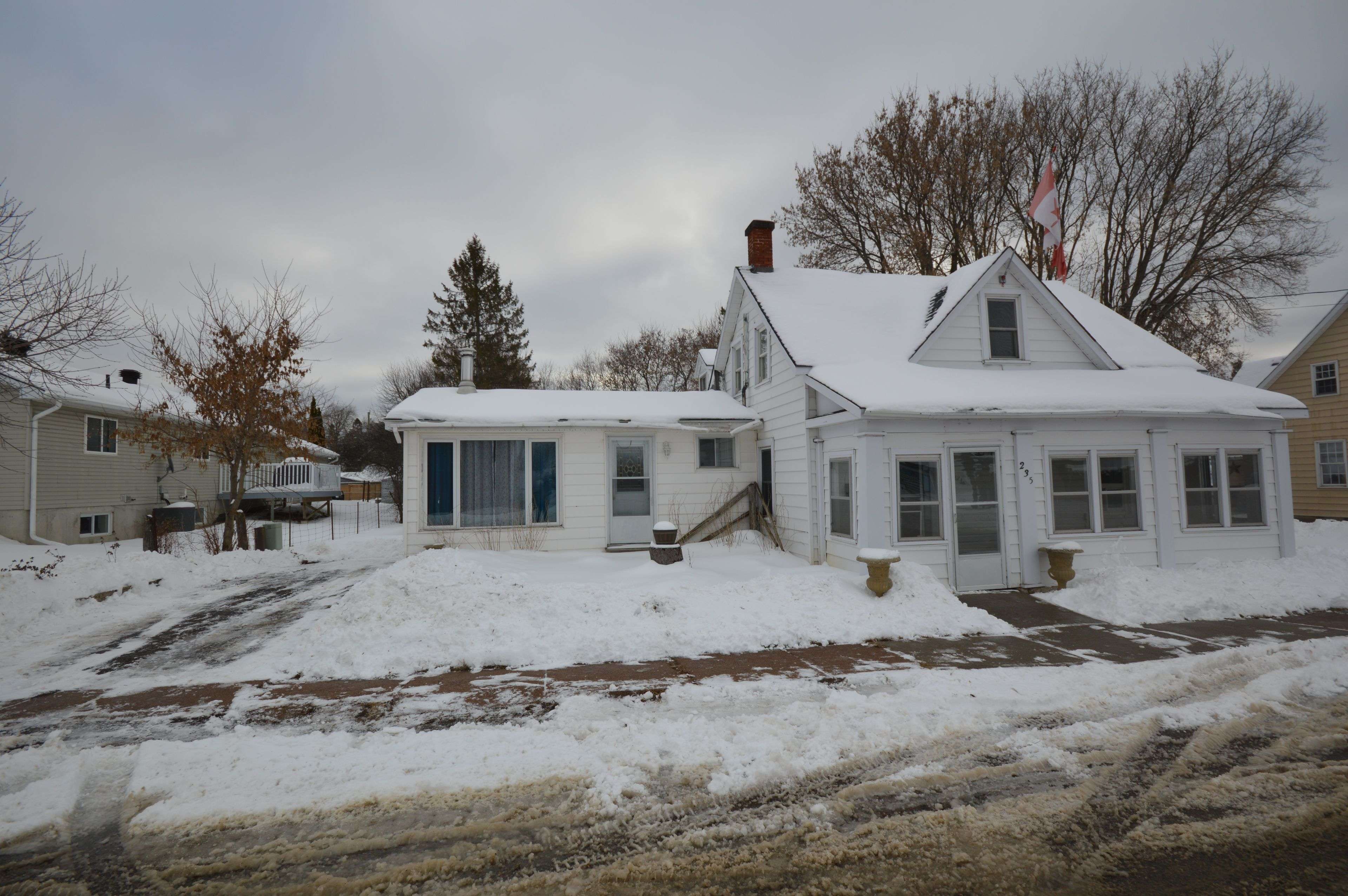 Renfrew, ON K7V 2Y7,235 Renfrew AVE W