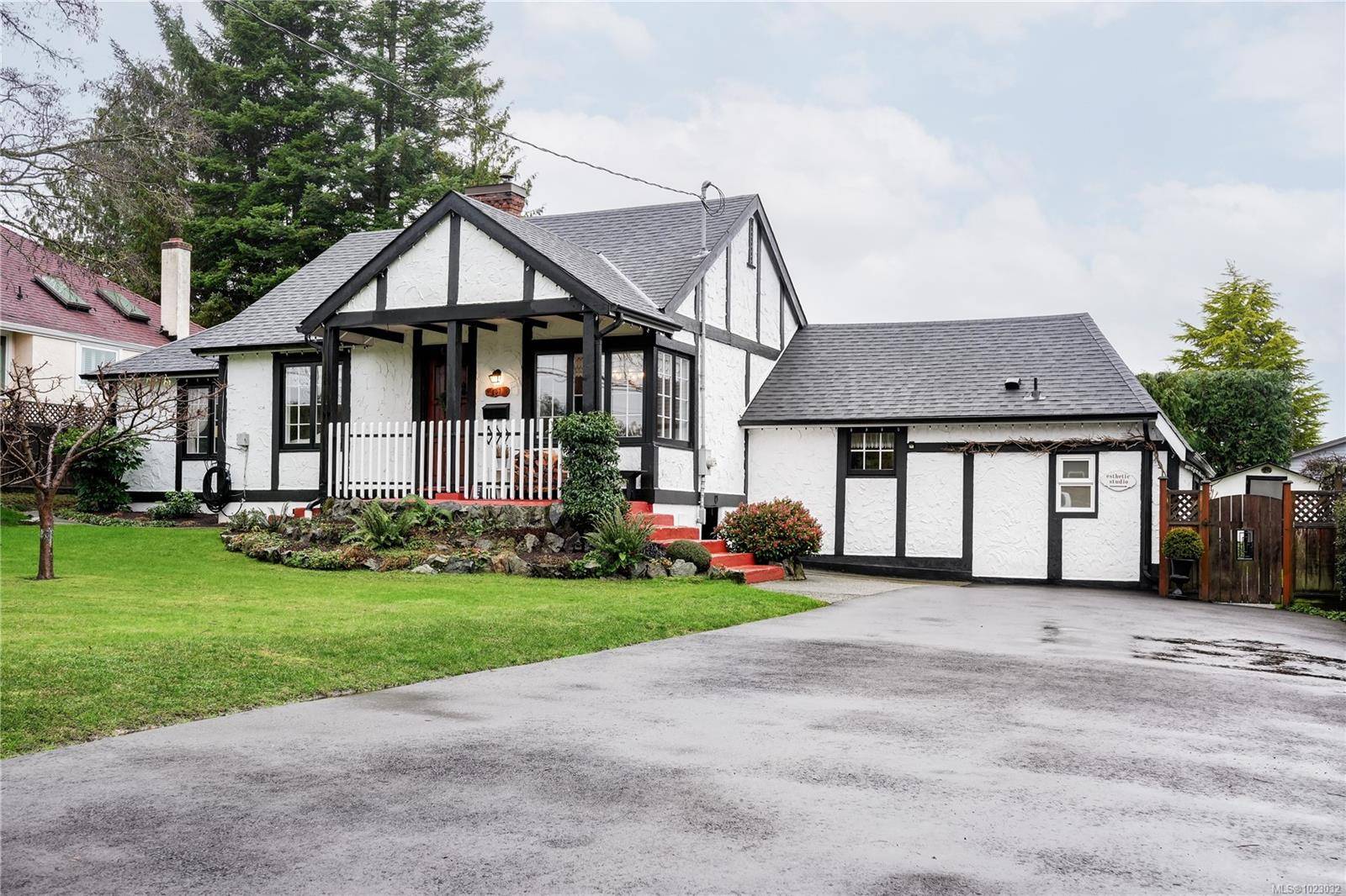 Saanich, BC V8Z 3C5,841 MANN Ave