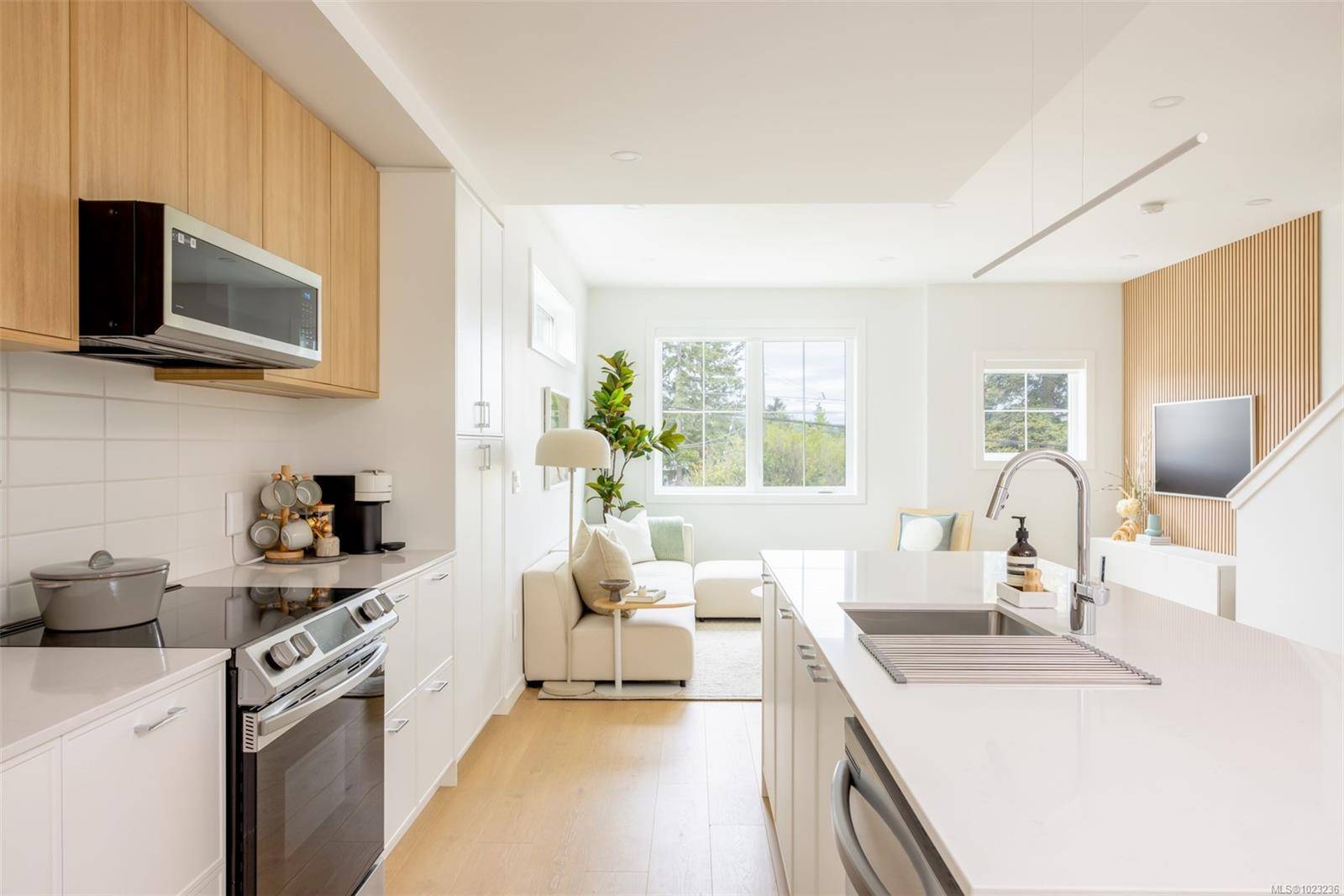 Saanich, BC V8Z 3R2,3450 Whittier Ave #TH9