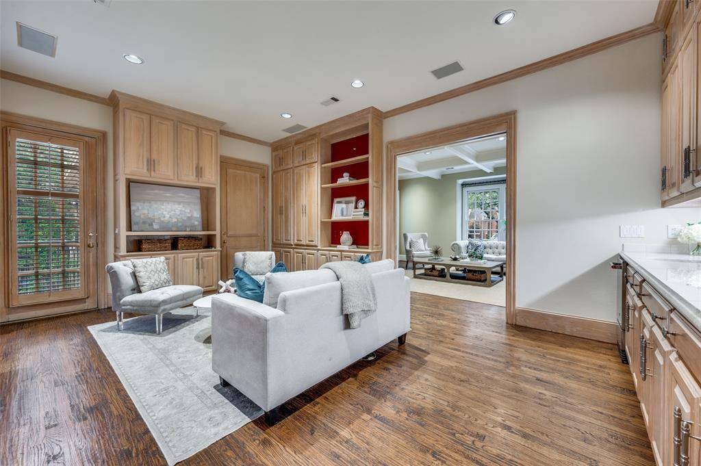 5804 Redwood Court, Dallas, TX 75209