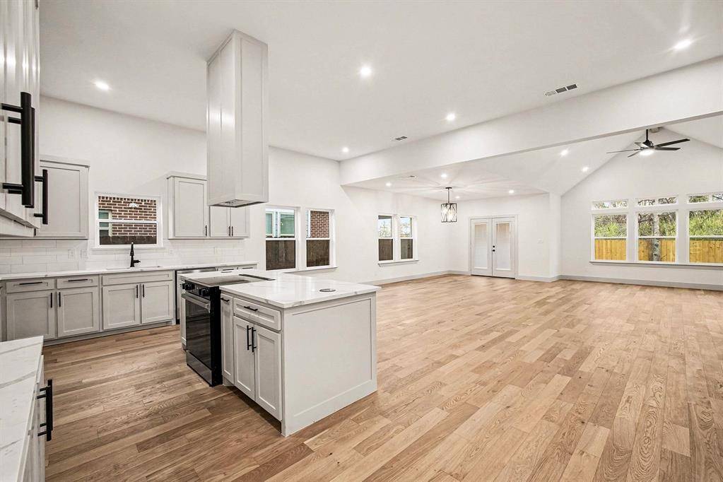 Dallas, TX 75212,1931 Muncie Avenue