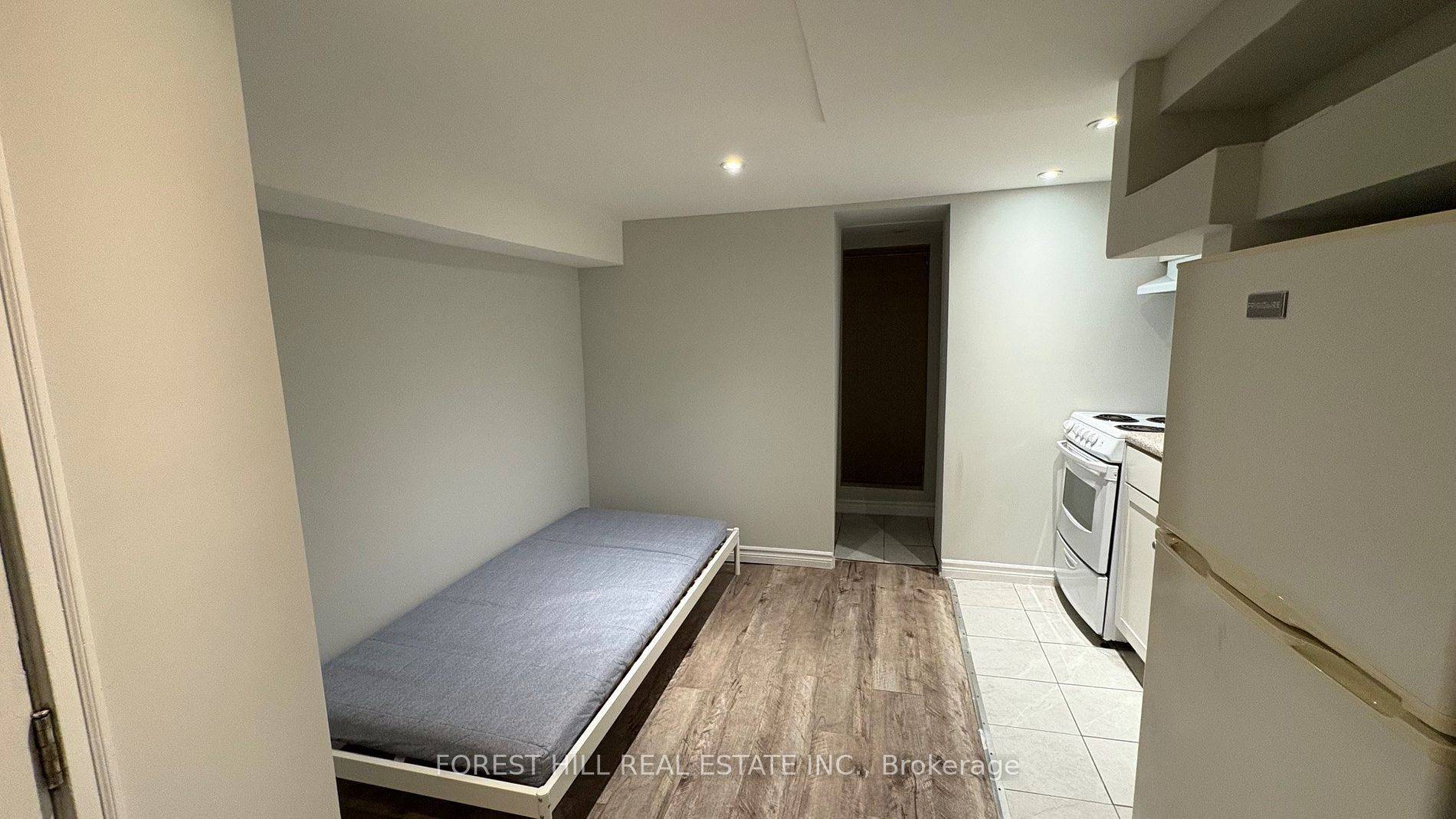 Toronto C02, ON M4V 1E8,8 Poplar Plains CRES #B