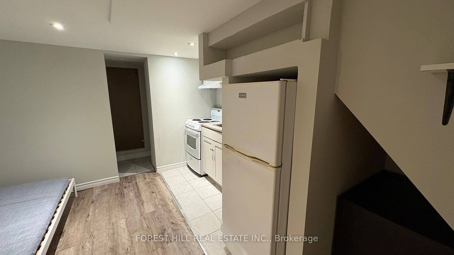 Toronto C02, ON M4V 1E8,8 Poplar Plains CRES #B