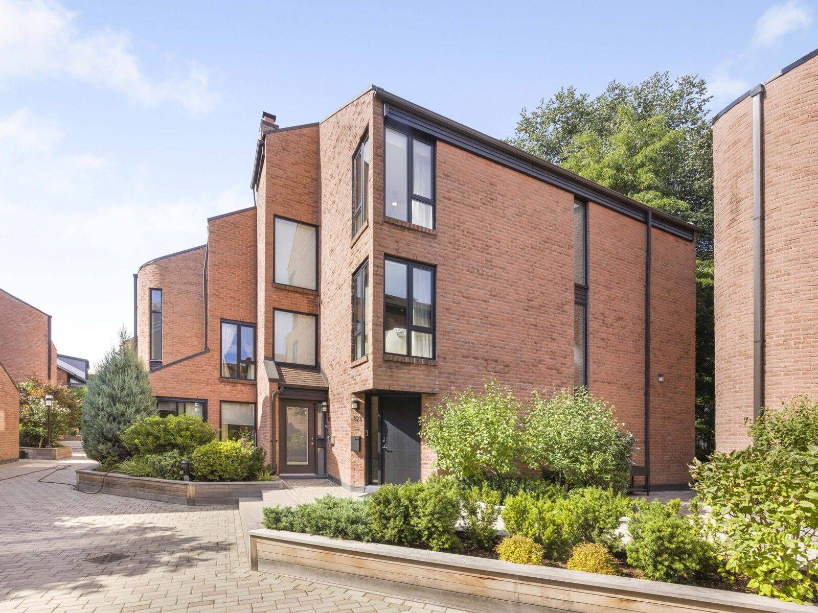 Toronto C02, ON M4V 1G2,10 Walker AVE #125