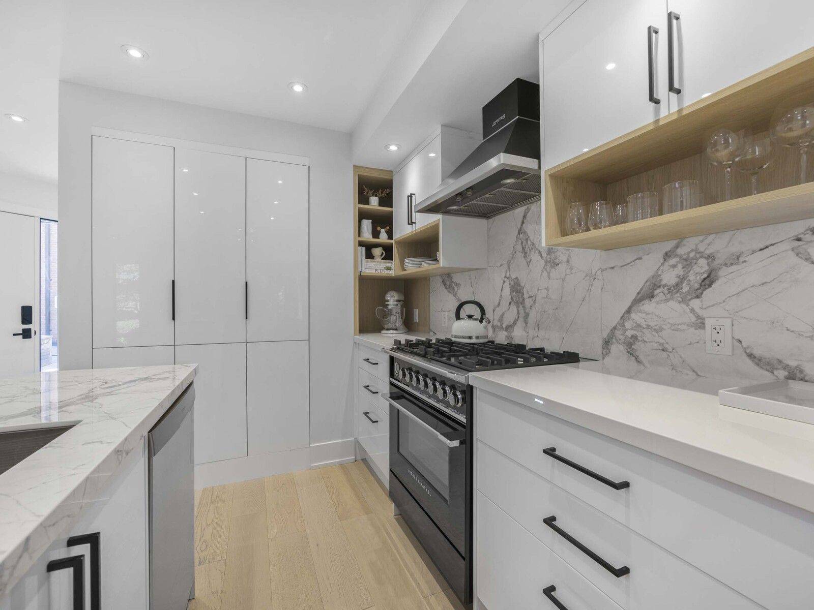 Toronto C02, ON M4V 1G2,10 Walker AVE #125