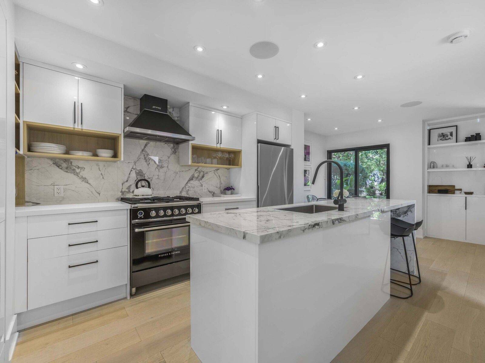 Toronto C02, ON M4V 1G2,10 Walker AVE #125