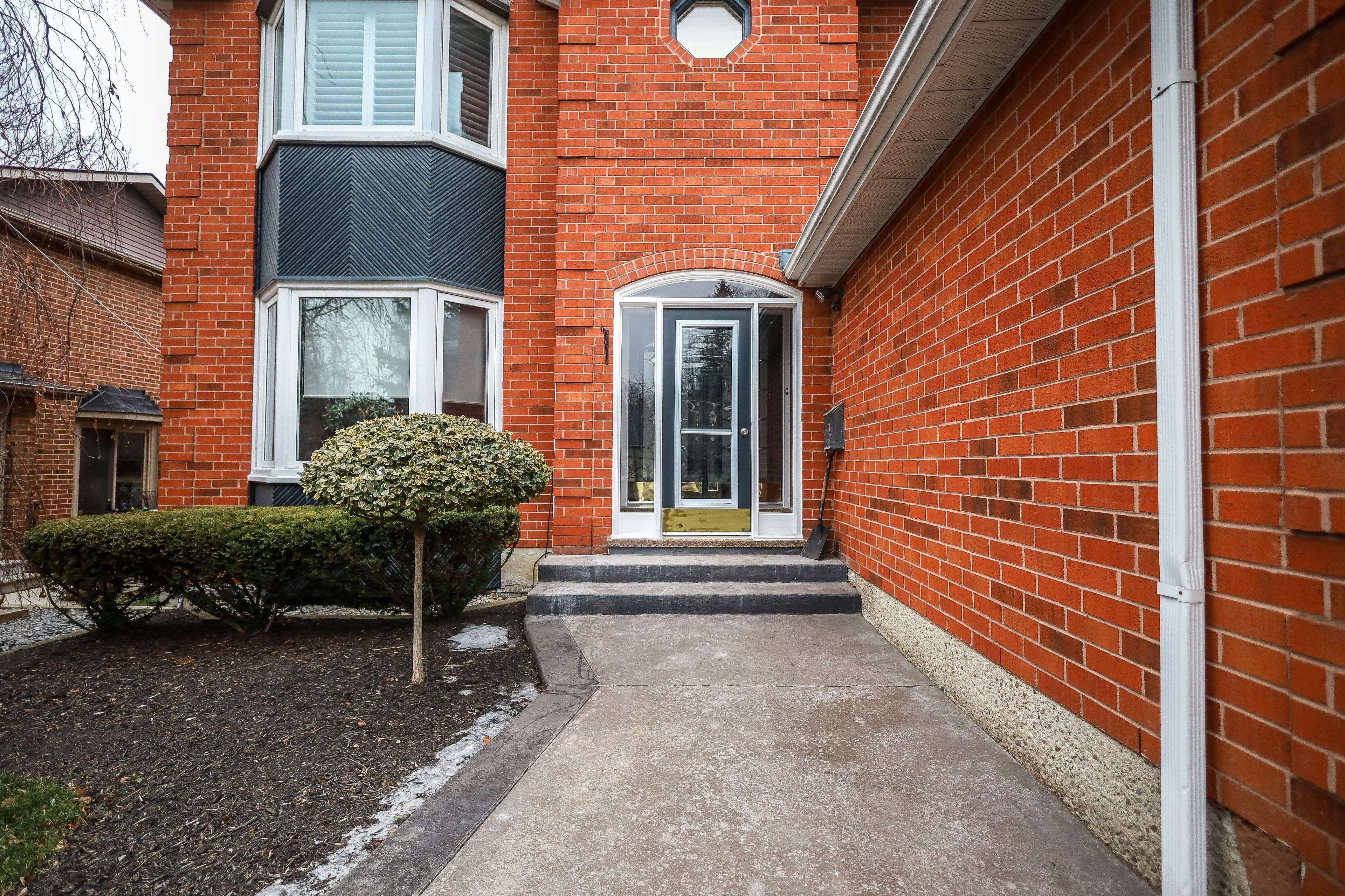 Mississauga, ON L5L 2X1,1827 Folkway DR