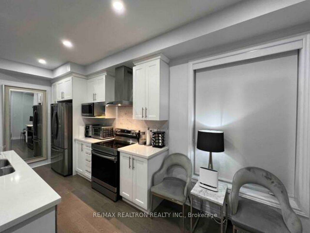 Oakville, ON L6H 0Y1,121 MARIGOLD GDNS