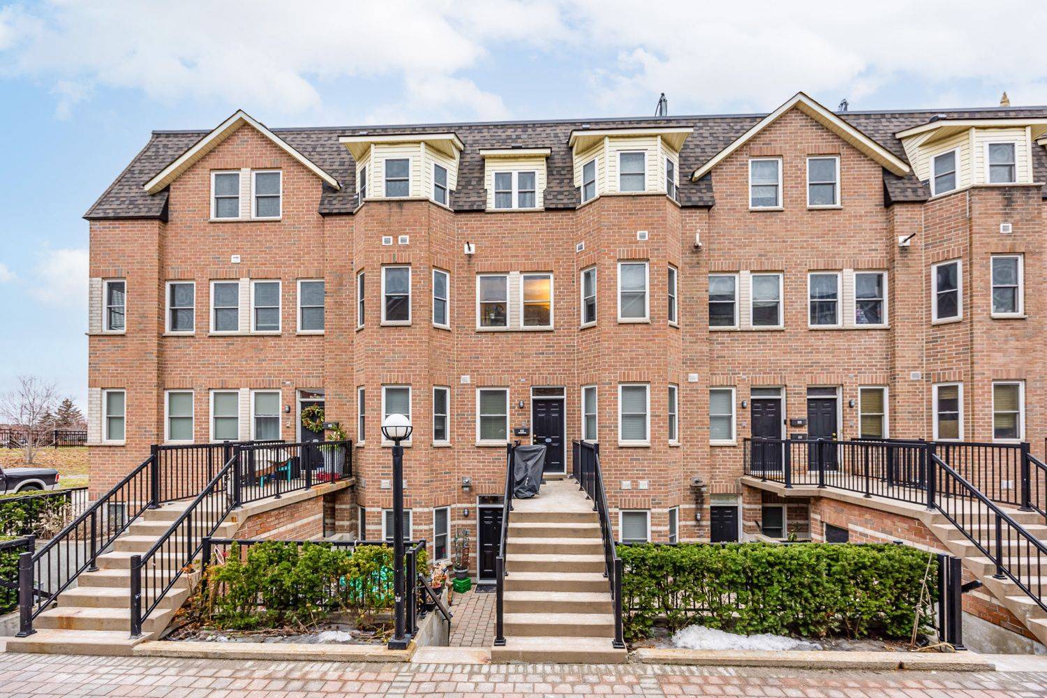 Toronto W04, ON M6A 3E7,760 Lawrence AVE W #121