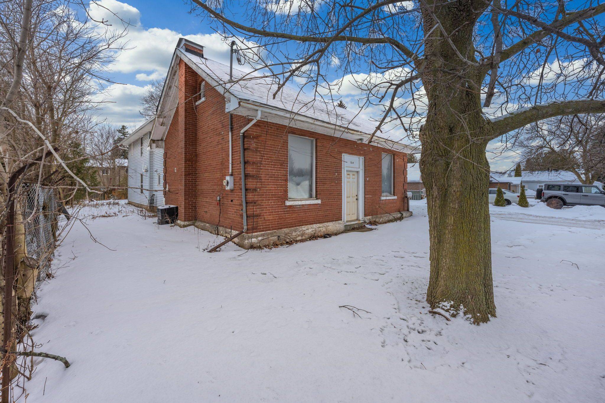 Halton Hills, ON L7J 1X9,164 Main ST S