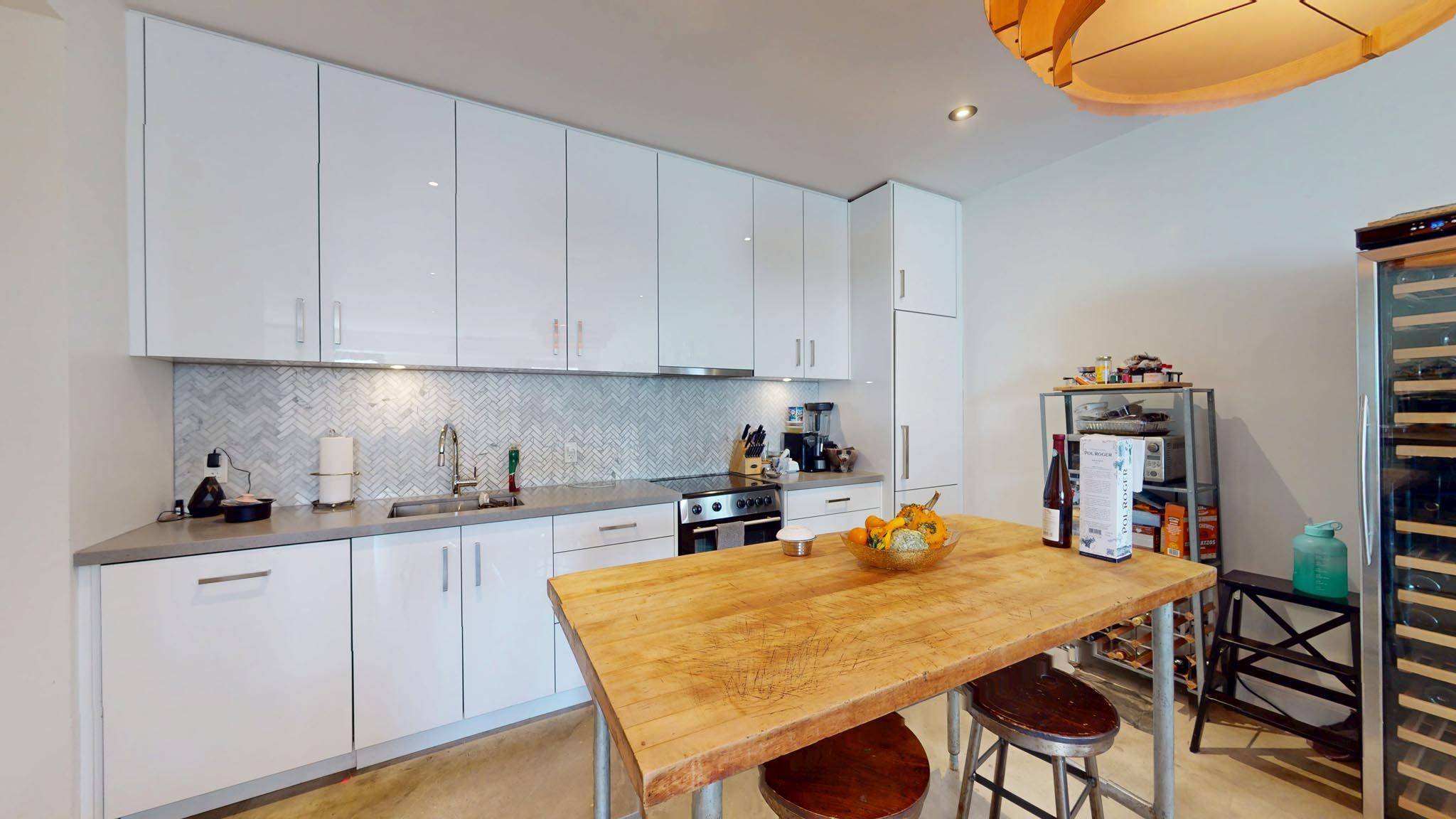 Toronto W02, ON M6P 2A3,3212 Dundas ST W