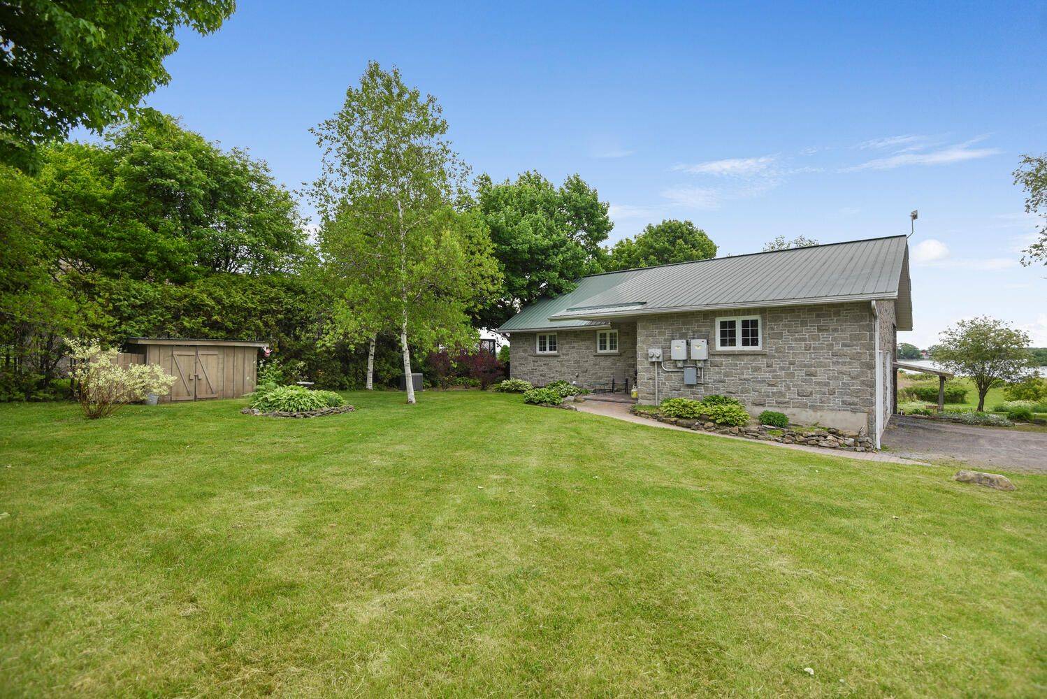 Edwardsburgh/cardinal, ON K0E 1T1,2111 COUNTY ROAD 2 RD E