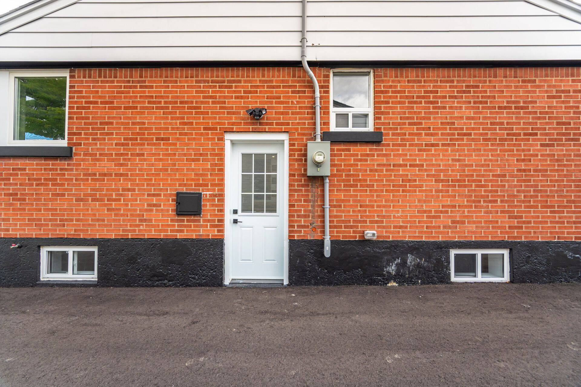 Hamilton, ON L8T 2G6,812 Tenth AVE #Bsmt