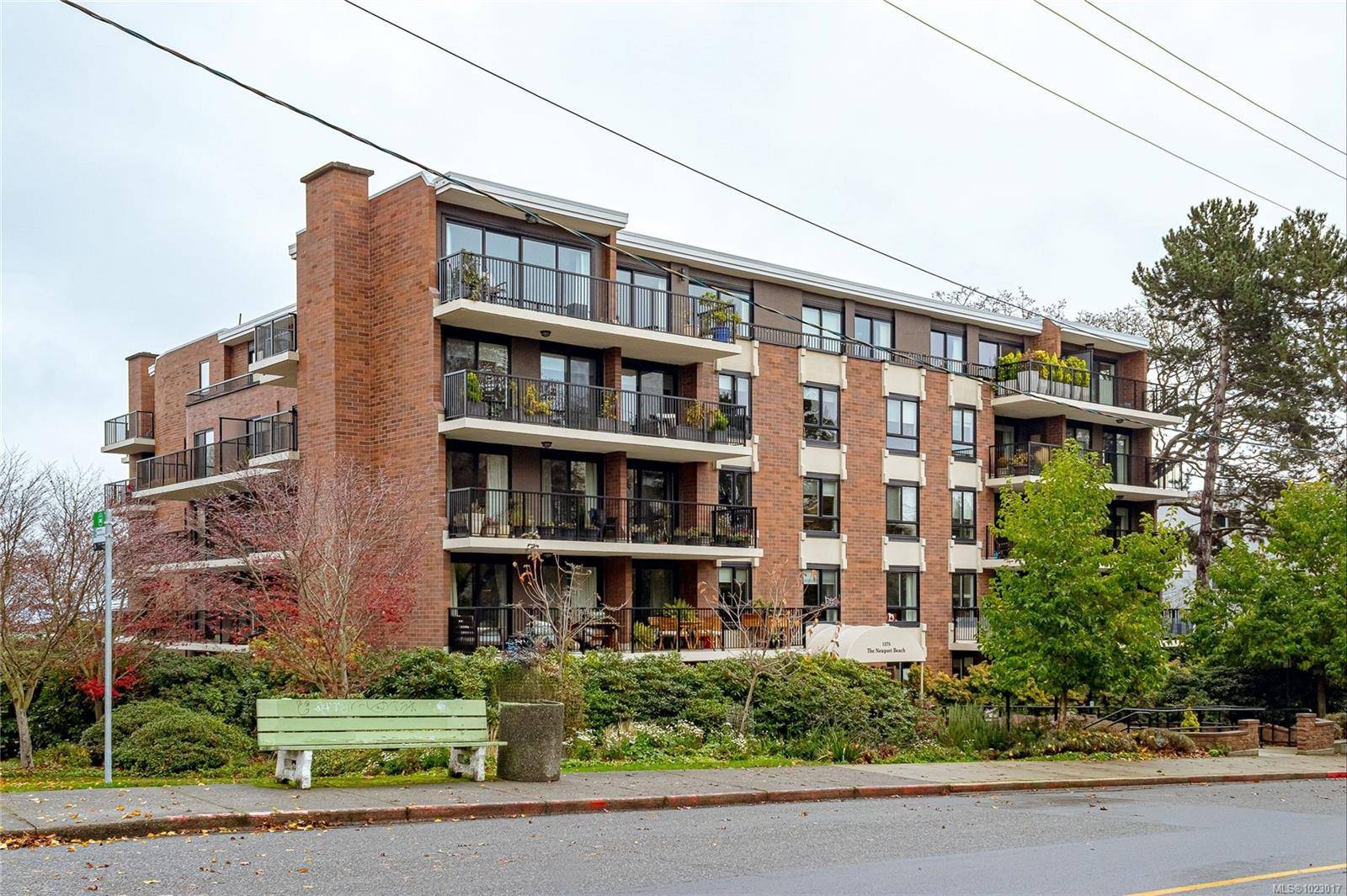 Oak Bay, BC V8S 5E8,1375 Newport Ave #105