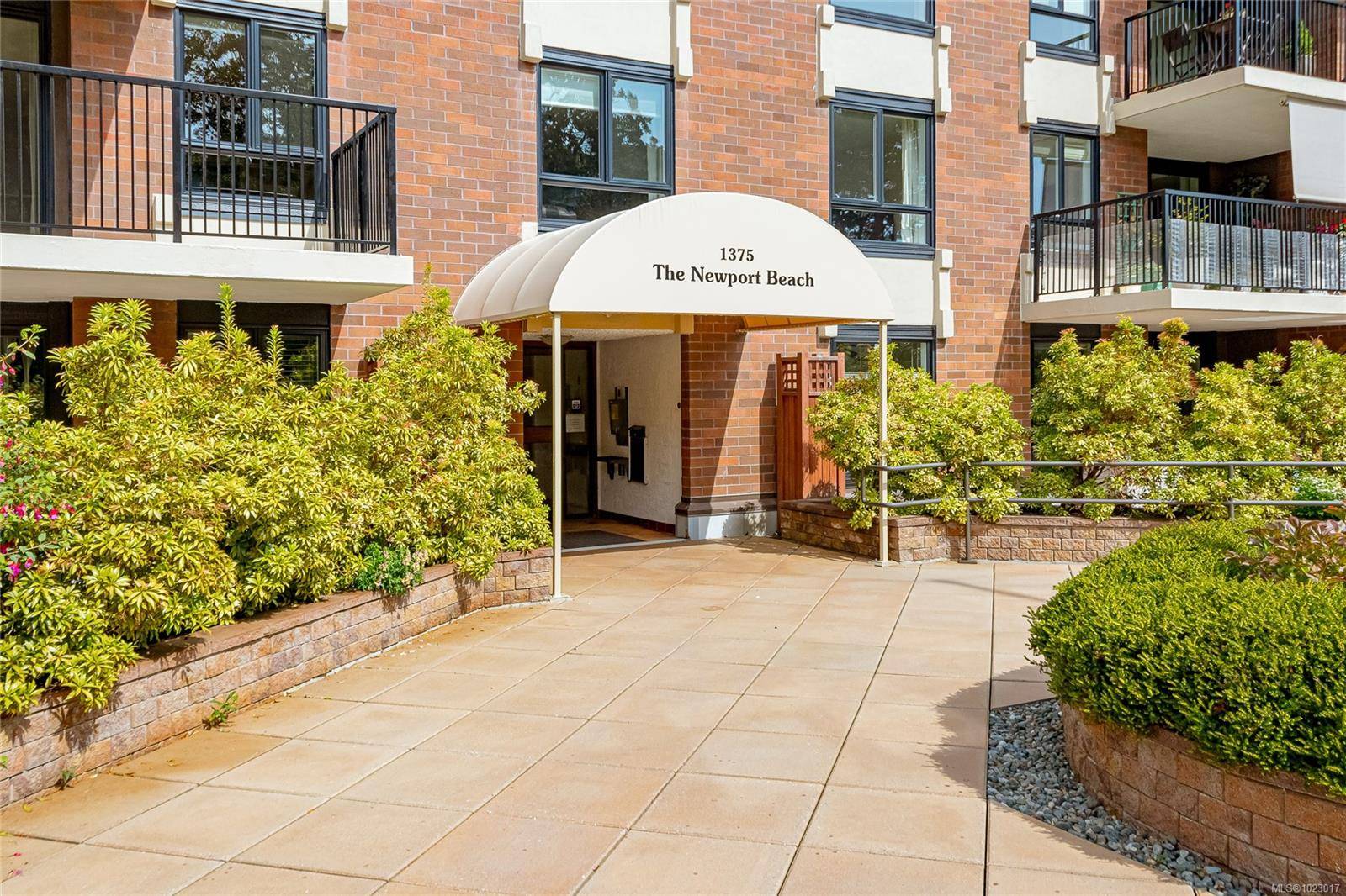 Oak Bay, BC V8S 5E8,1375 Newport Ave #105