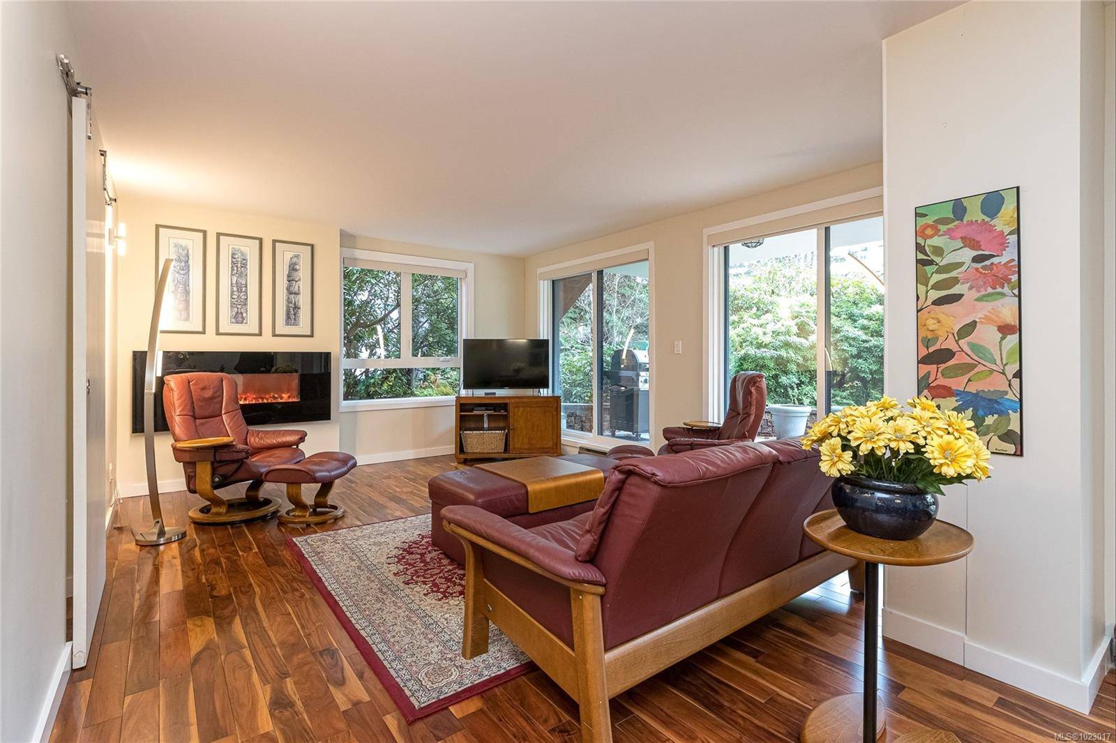 Oak Bay, BC V8S 5E8,1375 Newport Ave #105