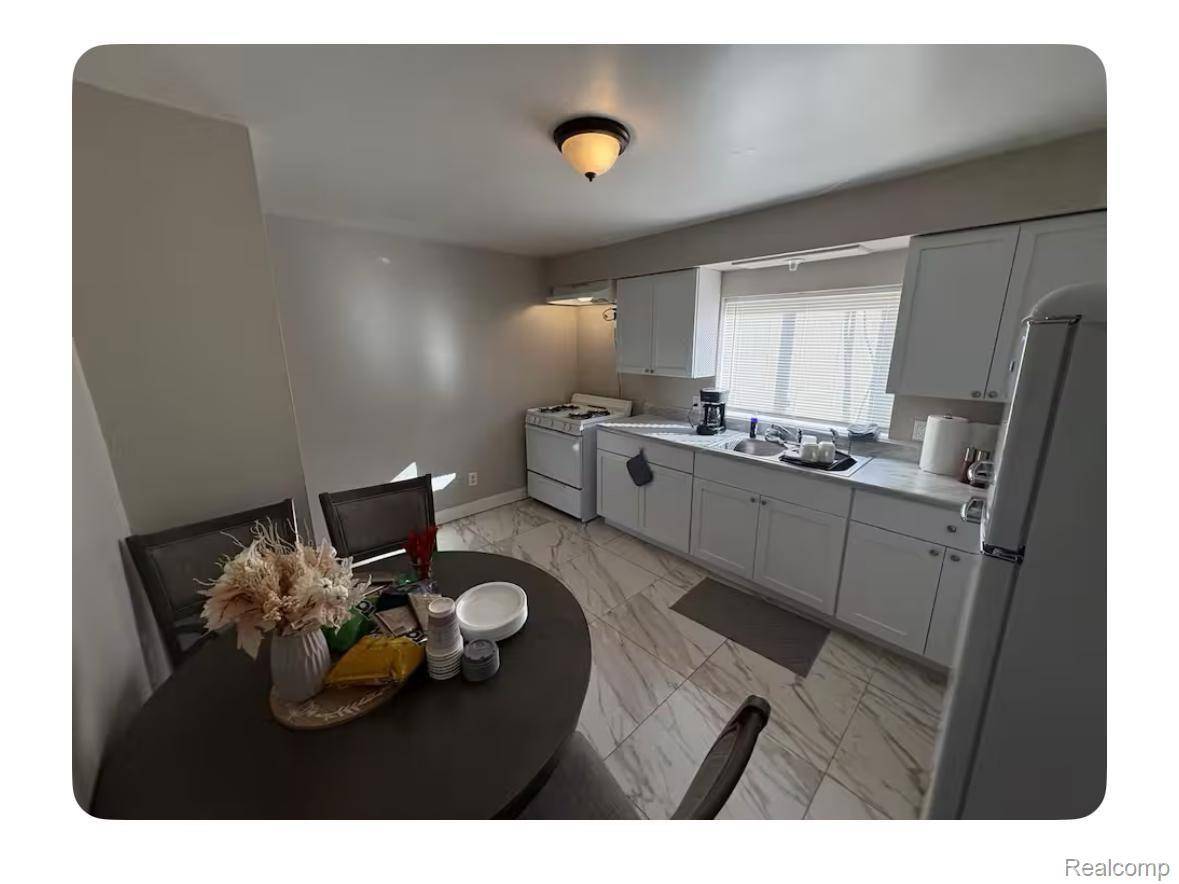 Dearborn Heights, MI 48127,6431 CENTRALIA ST