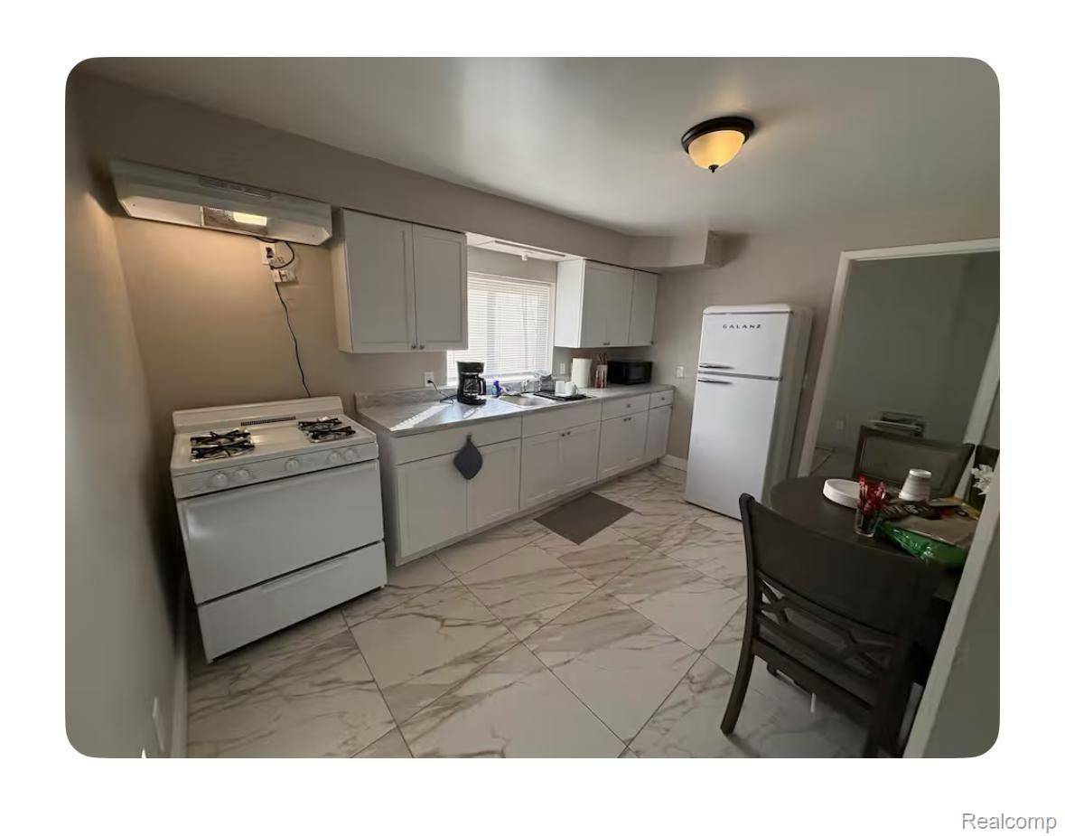 Dearborn Heights, MI 48127,6431 CENTRALIA ST