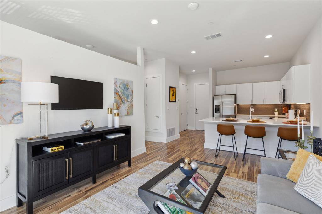 Dallas, TX 75219,2990 Reagan Street #302