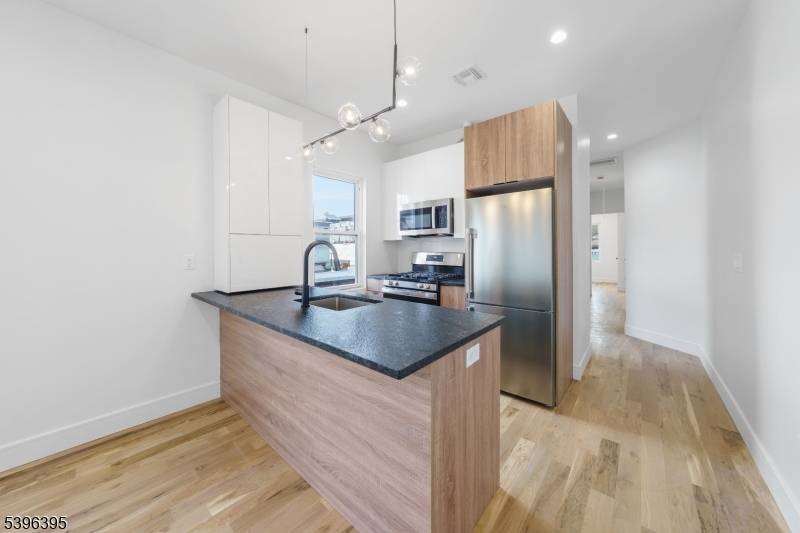 Garwood Boro, NJ 07027,114 Center St #2A