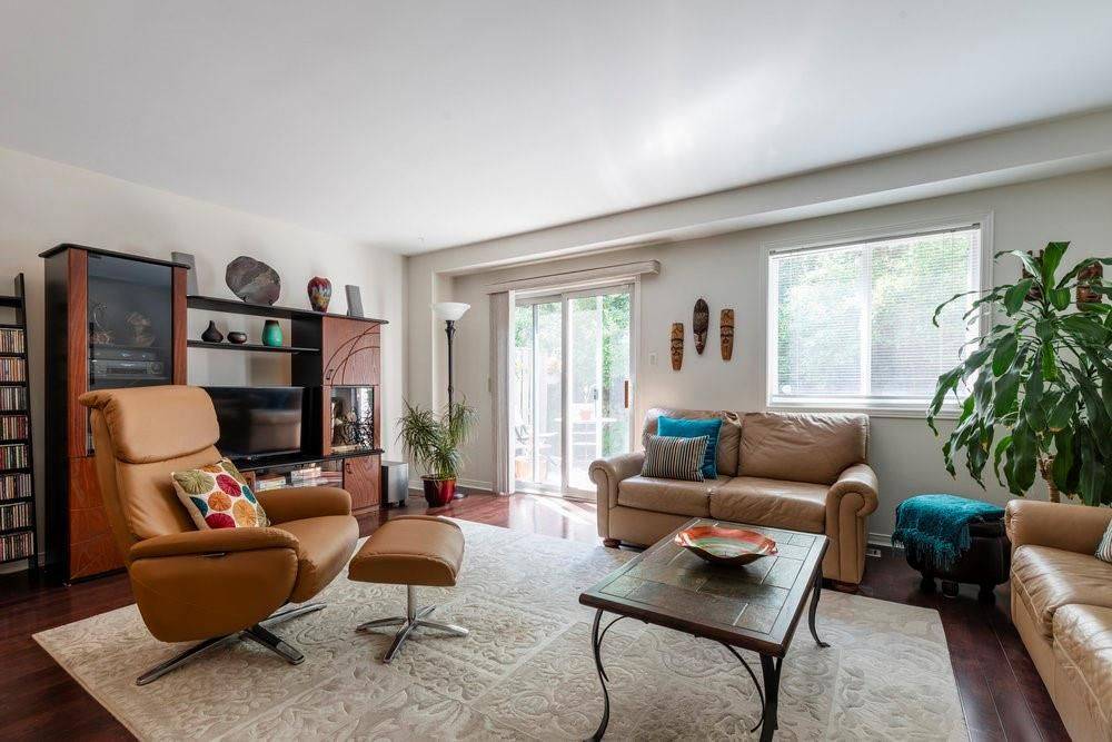 Hamilton, ON L9H 7A6,31 Moss BLVD #1