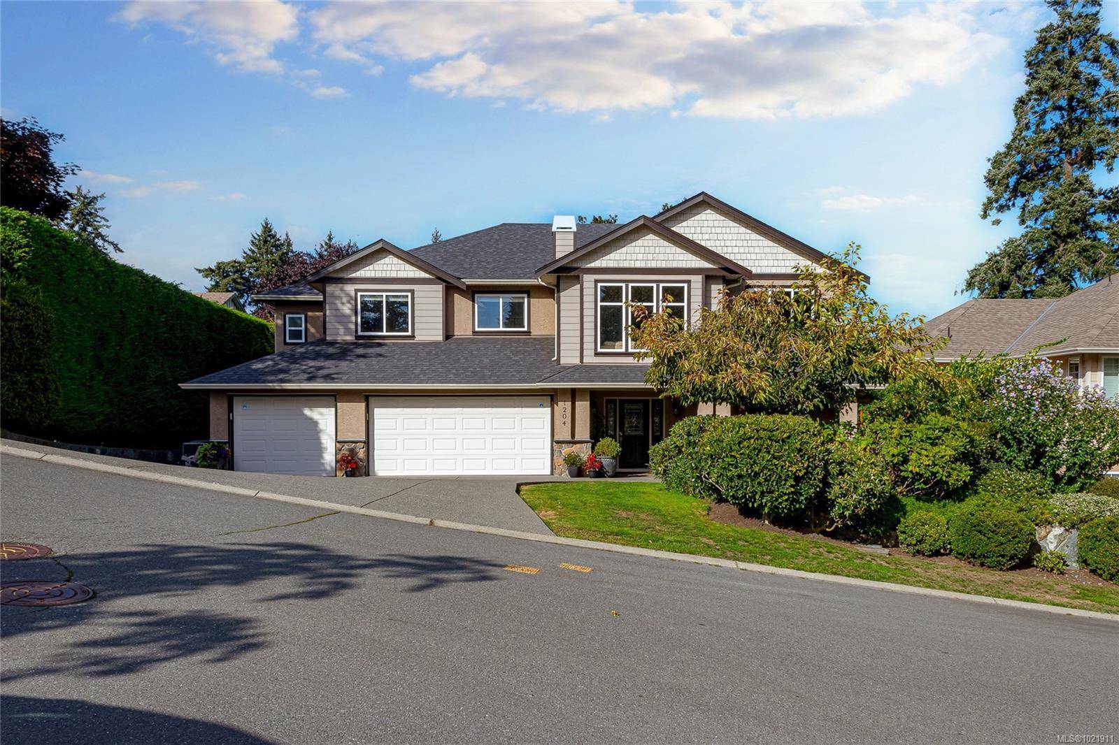 Saanich, BC V8Z 7L5,1204 Knockan Pl
