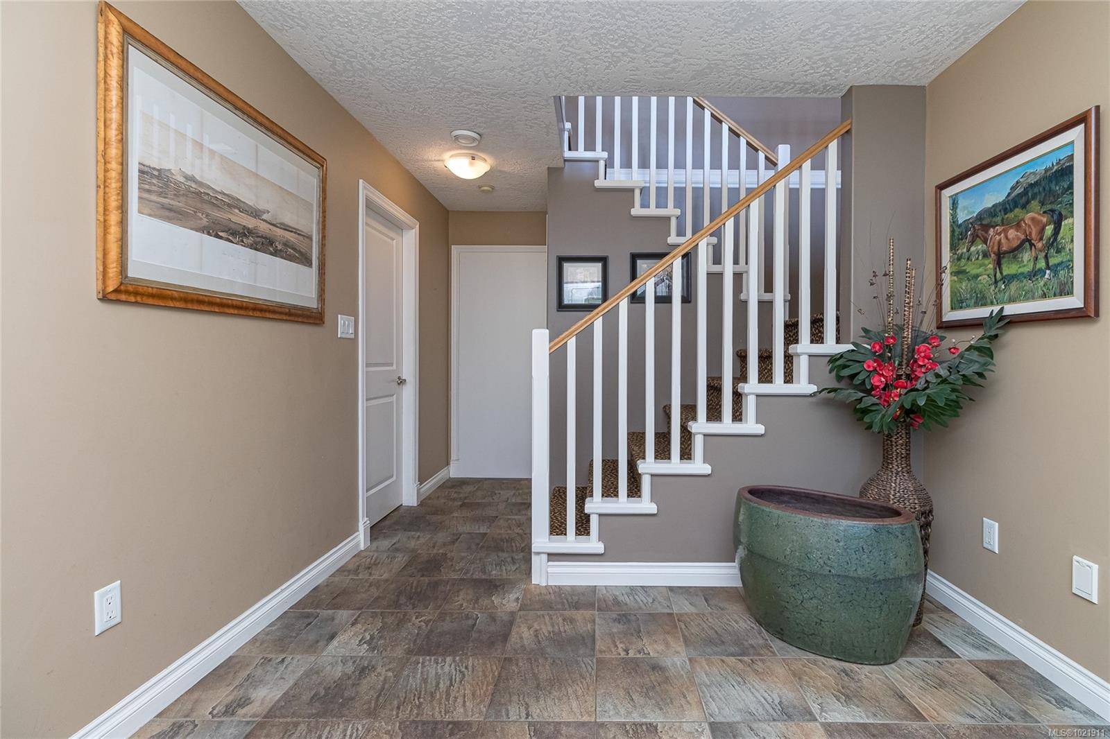 Saanich, BC V8Z 7L5,1204 Knockan Pl