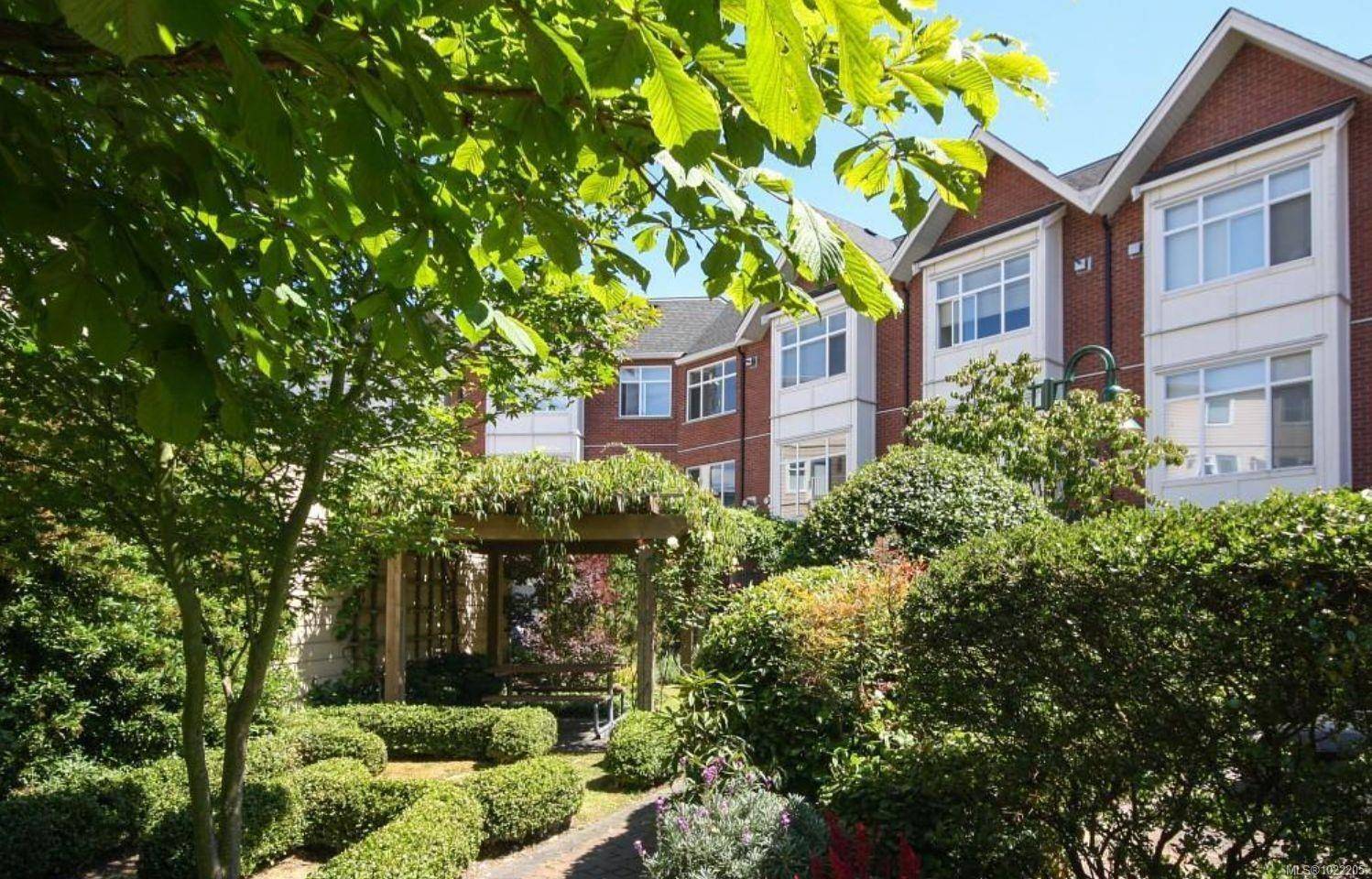 Victoria, BC V8V 1A2,60 Dallas Rd #36