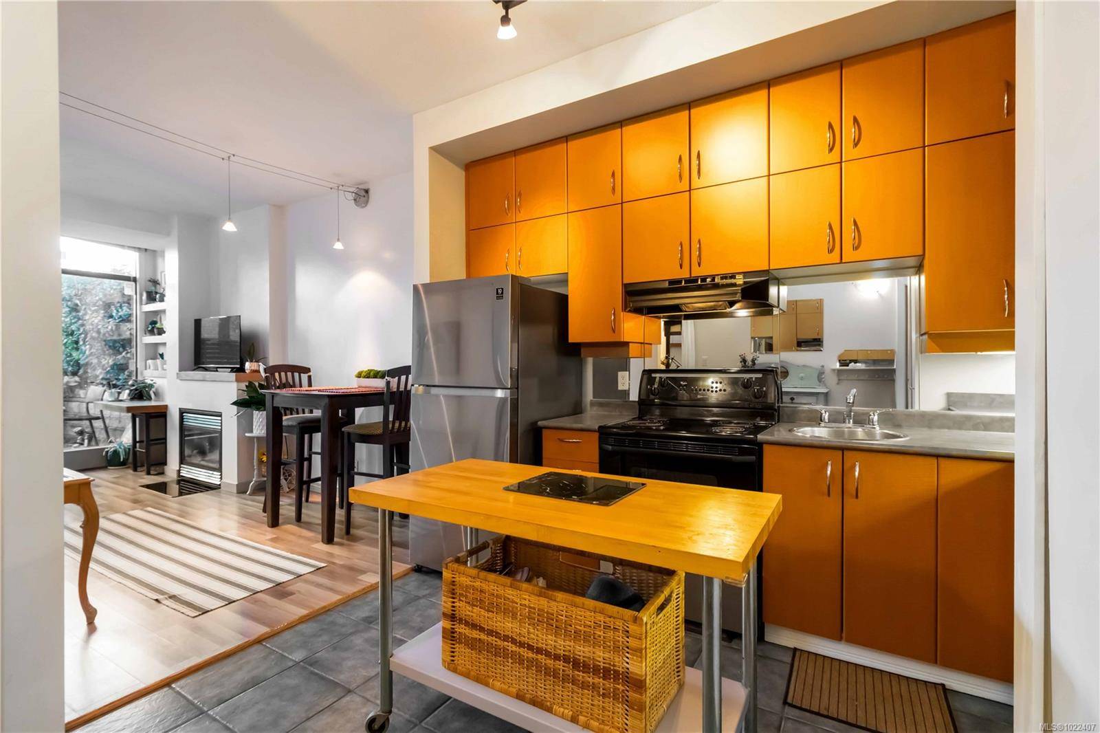 Victoria, BC V8W 1S2,409 Swift St #117