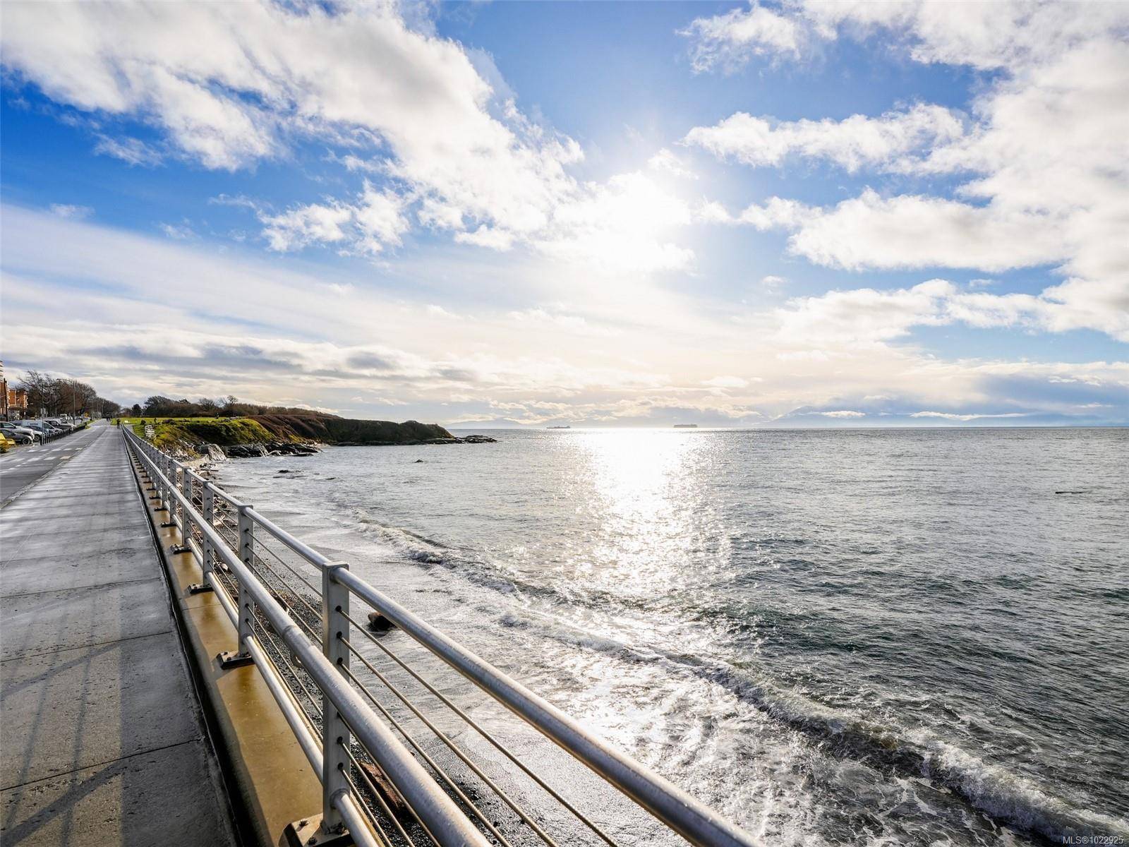 Victoria, BC V8V 1A8,360 Dallas Rd #202