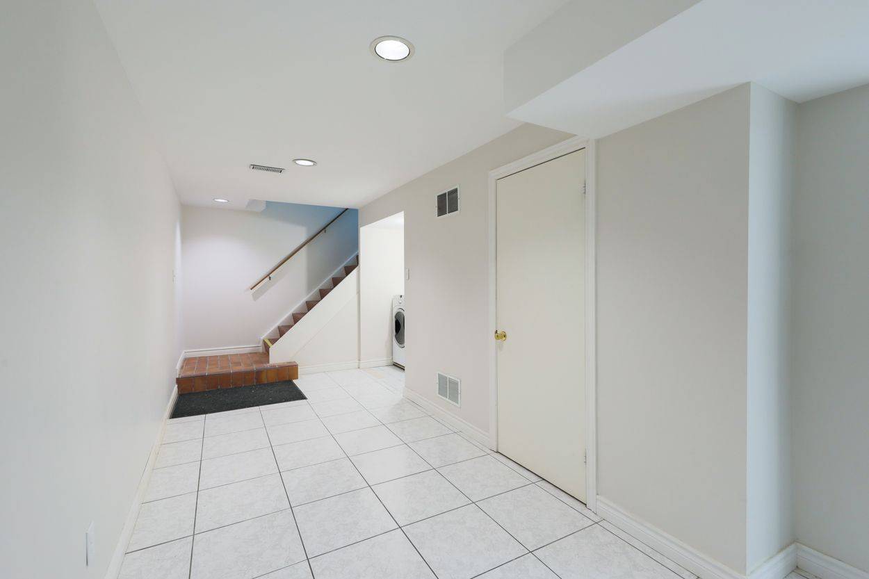 Toronto C13, ON M3A 2Z5,3 Minorca PL #Lower 1