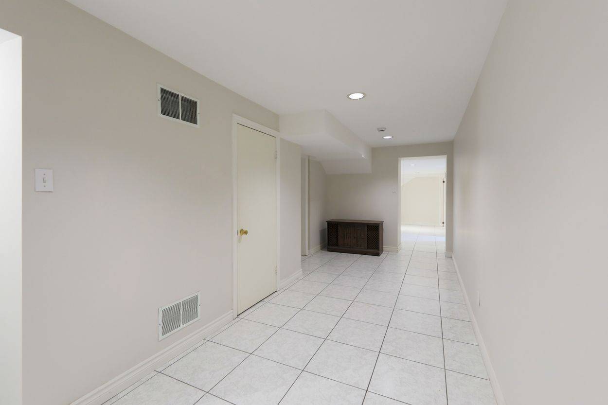 Toronto C13, ON M3A 2Z5,3 Minorca PL #Lower 1