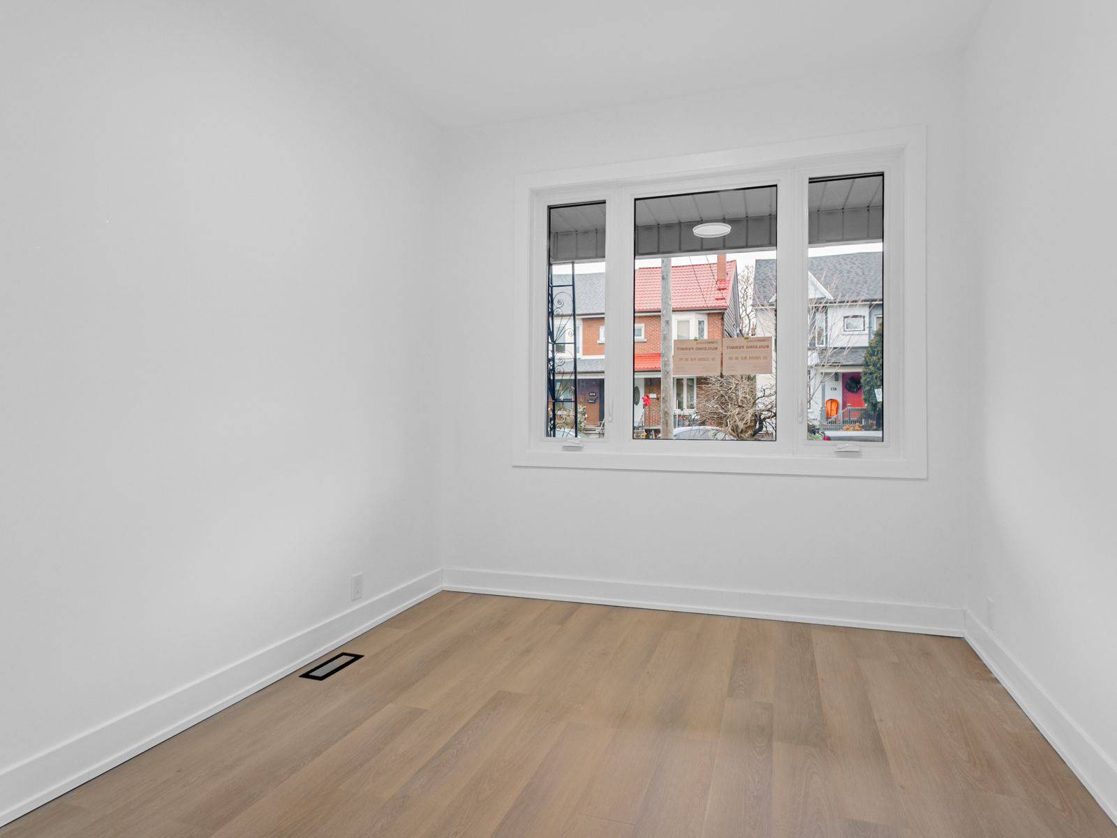 Toronto C01, ON M6J 2P6,135 Bellwoods AVE #1