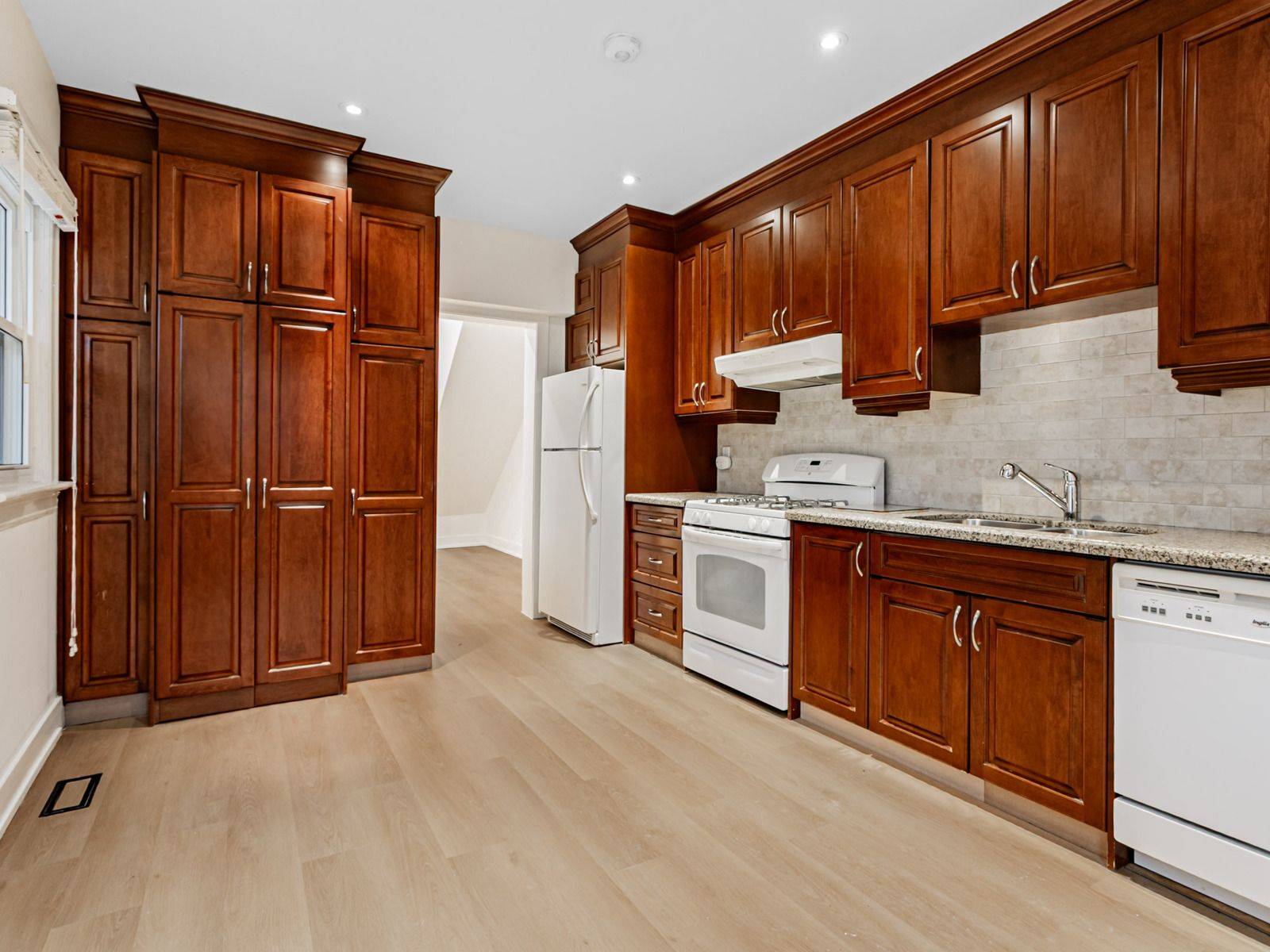 Toronto C01, ON M6J 2P6,135 Bellwoods AVE #1