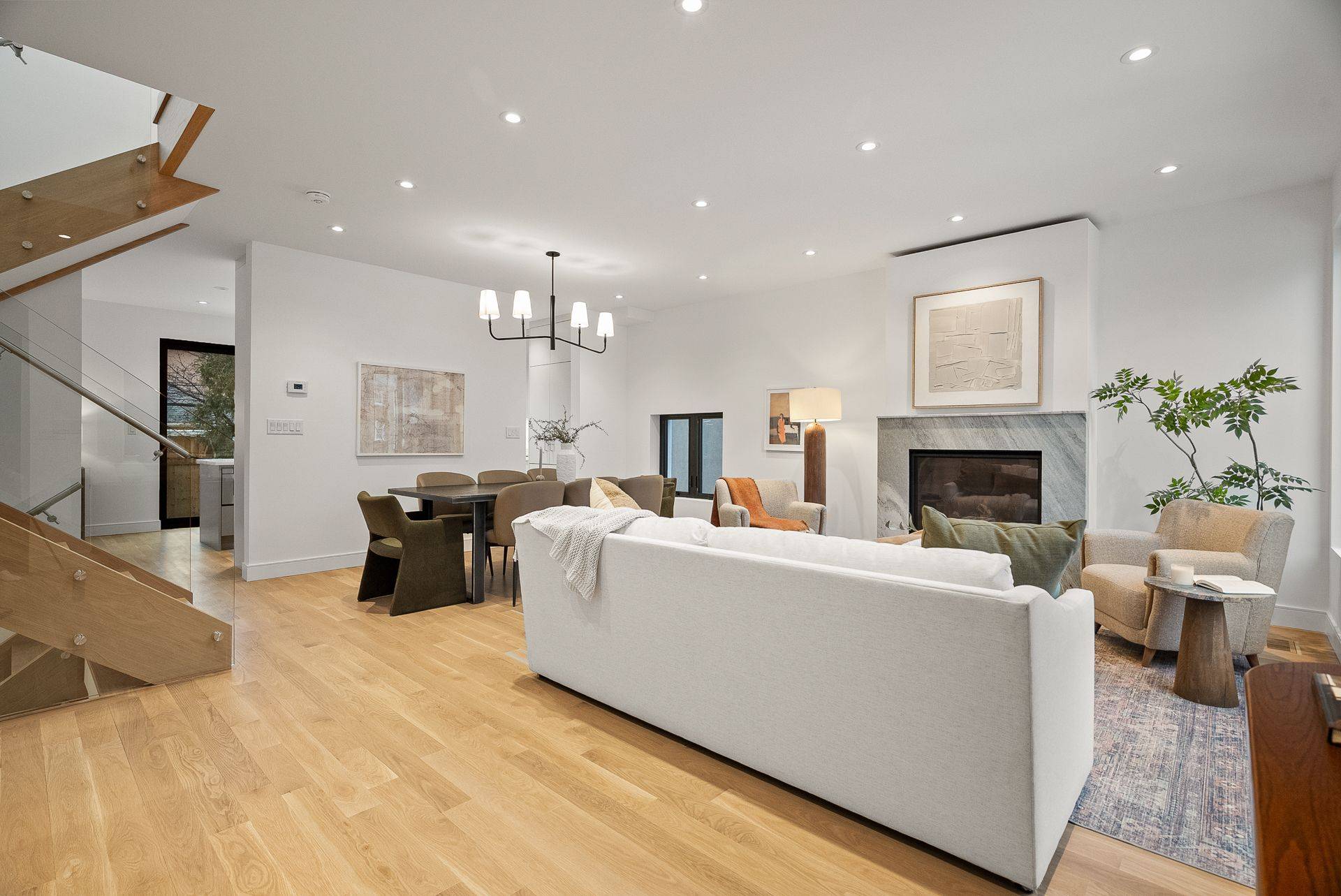 Toronto C11, ON M4G 3S1,81 Randolph RD