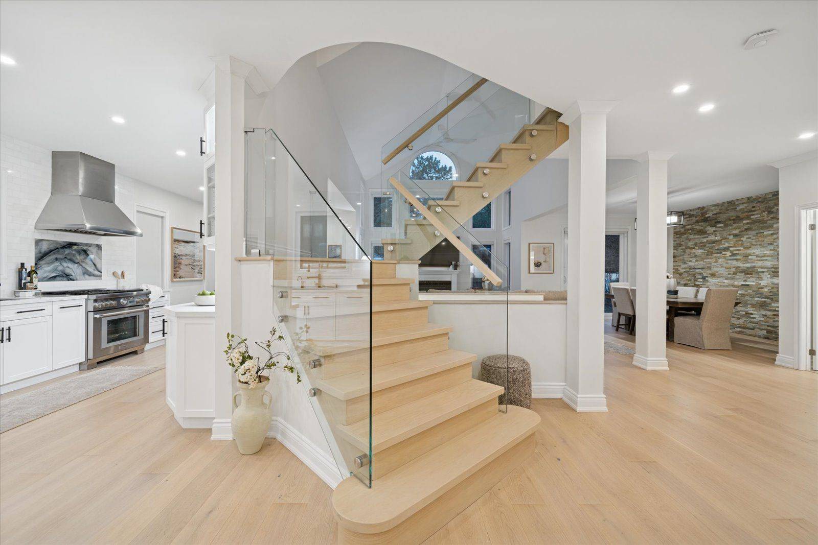 Pickering, ON L1W 2M7,462 Oakwood DR