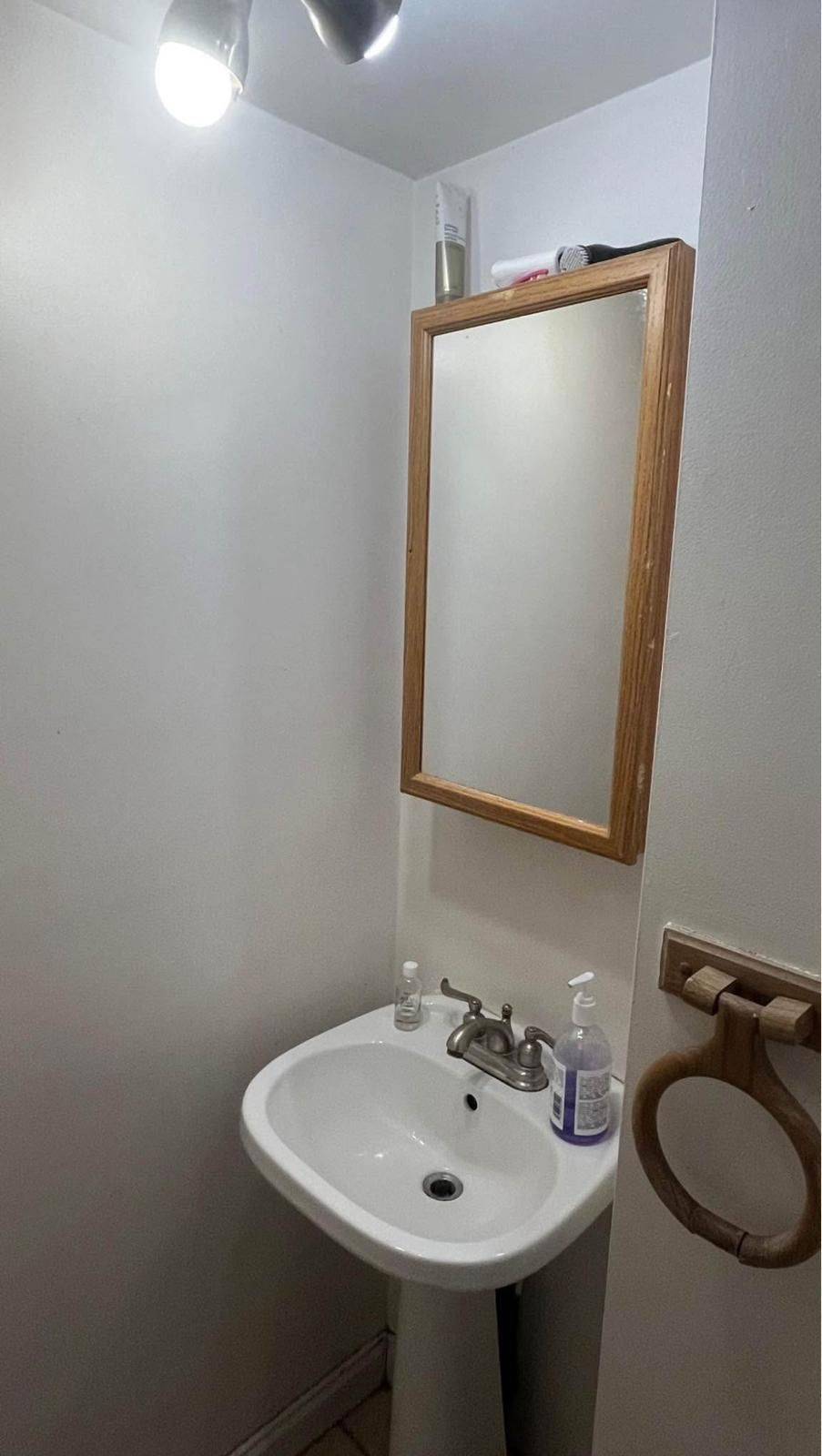 Oshawa, ON L1G 3T2,50 Taunton RD W #Bsmt