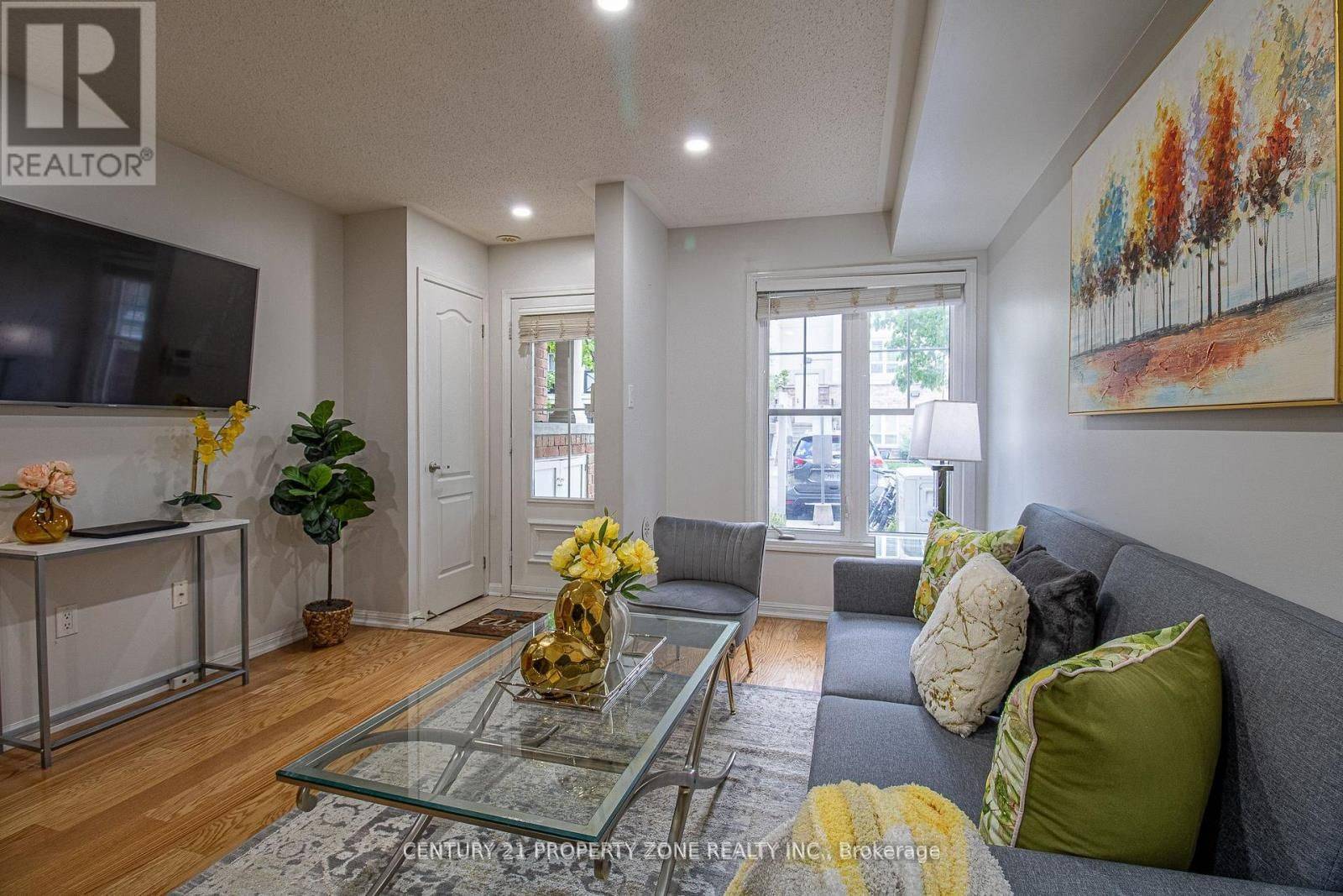 Toronto E04, ON M1L 0Z5,30 Mendelssohn ST #14