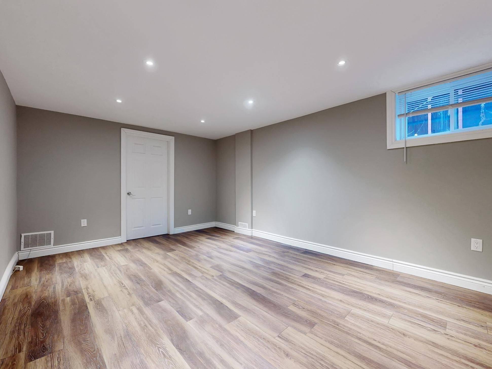 Hamilton, ON L8T 3A6,359 East 42nd ST #Lower