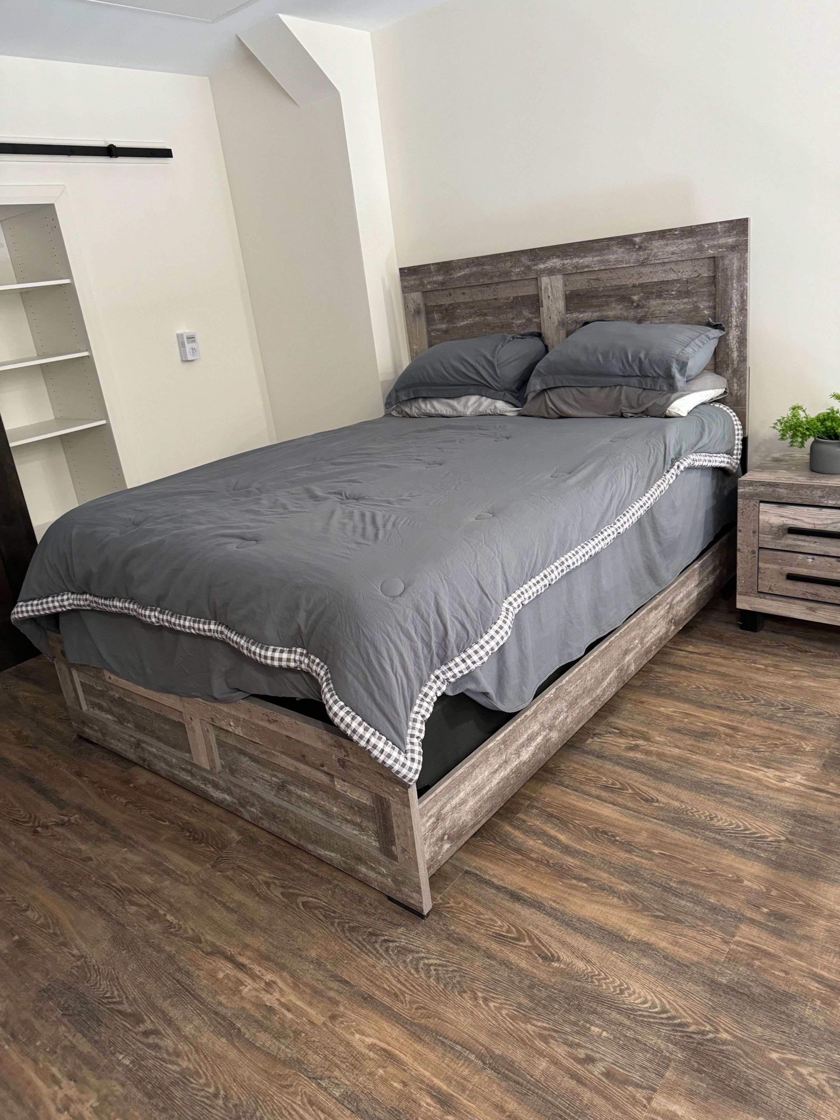 Belleville, ON K8N 2S9,135 Station ST #119