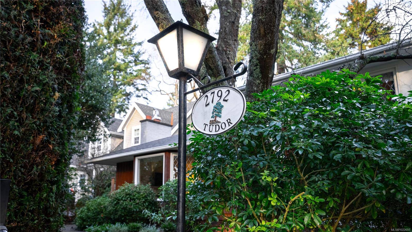 Saanich, BC V8N 1L7,2792 Tudor Ave